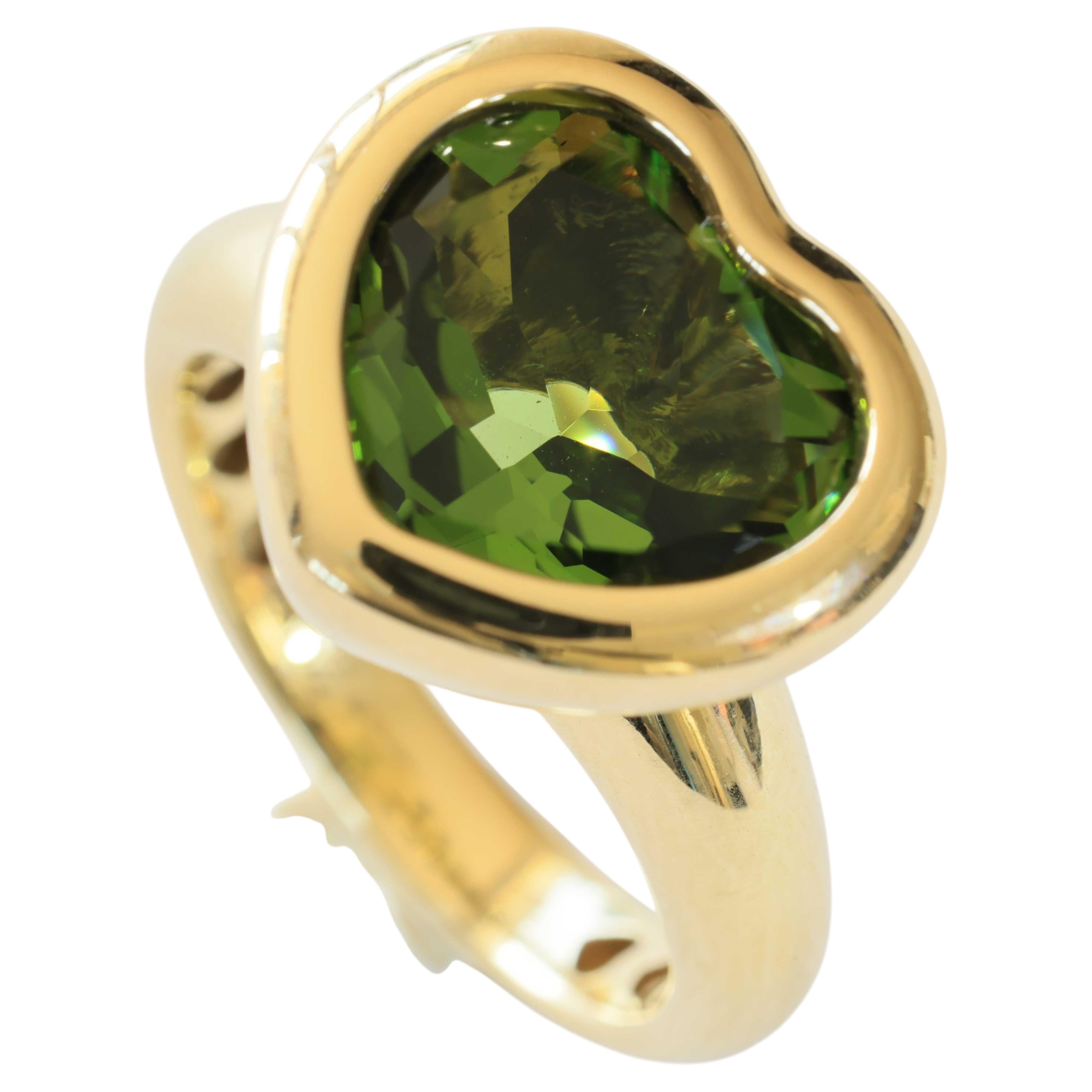 Bague cœur péridot en or jaune 750 fabriquée à Valenza une bague cœur verte moderne