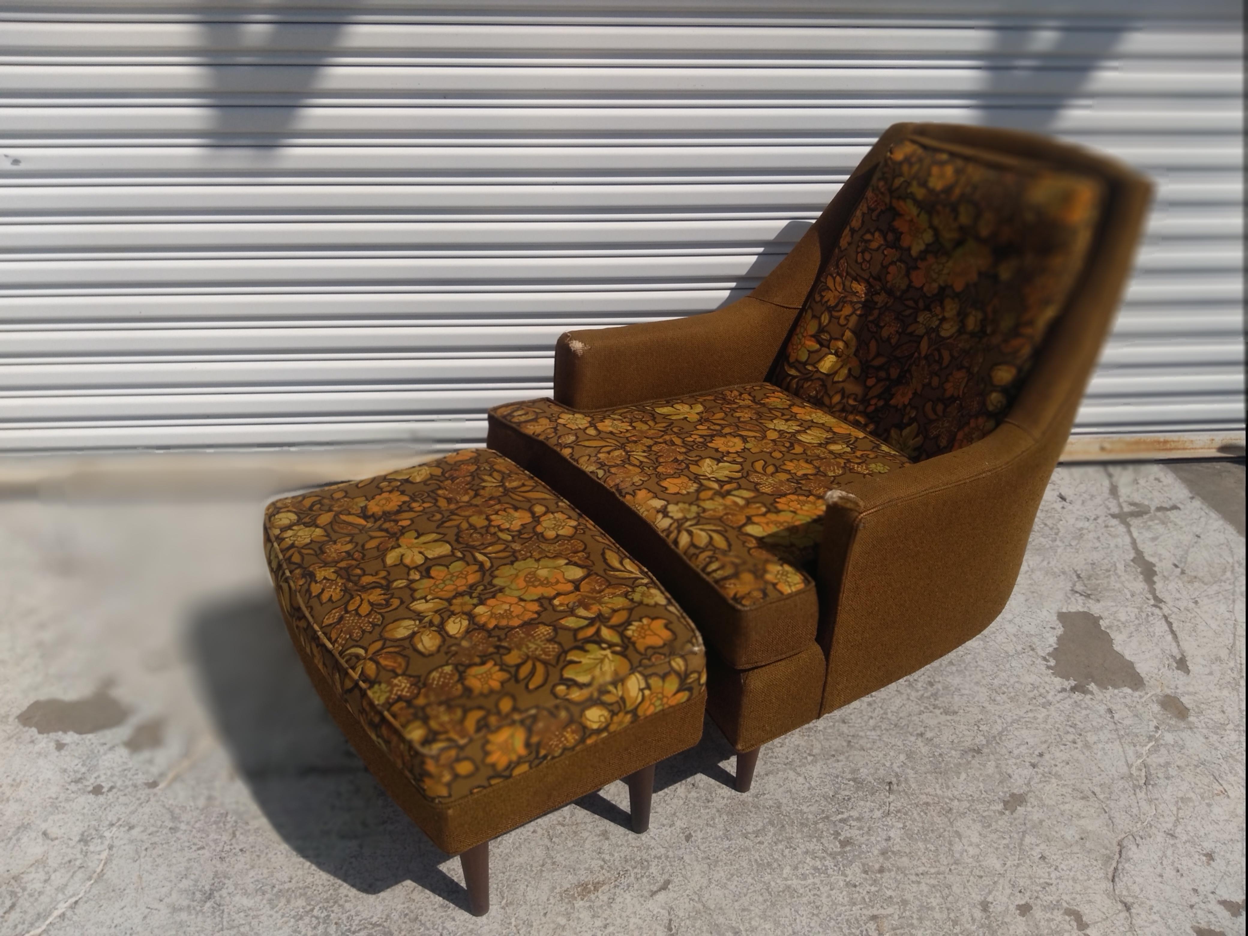Esta silla está hecha al estilo de Adrian Pearsall. Tiene una tela de mediados de siglo con aspecto de tela Larsson, pero hay que retapizarla. Tiene patas pairpoint de nogal. Viene con una otomana a juego.

El tamaño del otomano es
26w x 17h x 13d