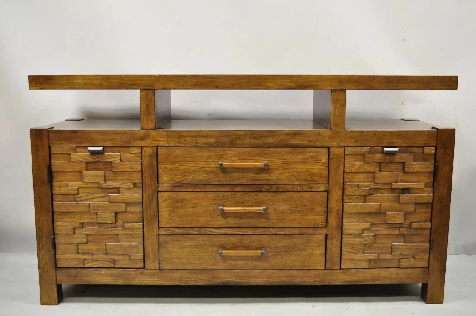 Schnadig Home Collections River Run Eiche Sideboard Buffet Credenza mit Granitplatte. Der Artikel zeichnet sich durch eine schöne Holzmaserung, eine gealterte Oberfläche, 2 Flügeltüren, ein originales Label, 3 schwalbenschwanzförmige Schubladen,