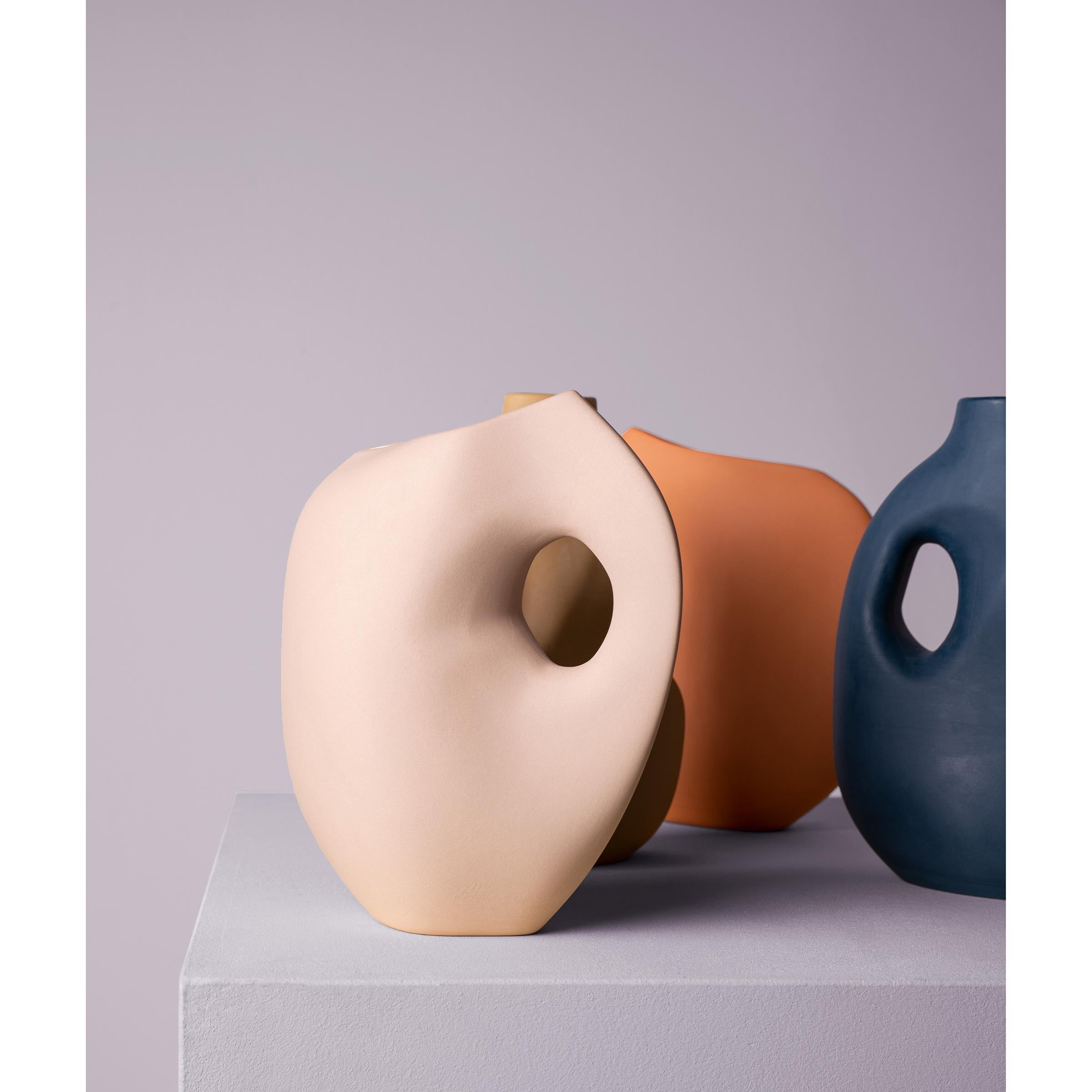 Expressive and soft in their forms, the imaginative Aura vases emerge from a poetic reflection on the curves of the female figure. Through a raw sensuous surface, the intense hues and varied tones of rich or subdued colors get a quiet but tense