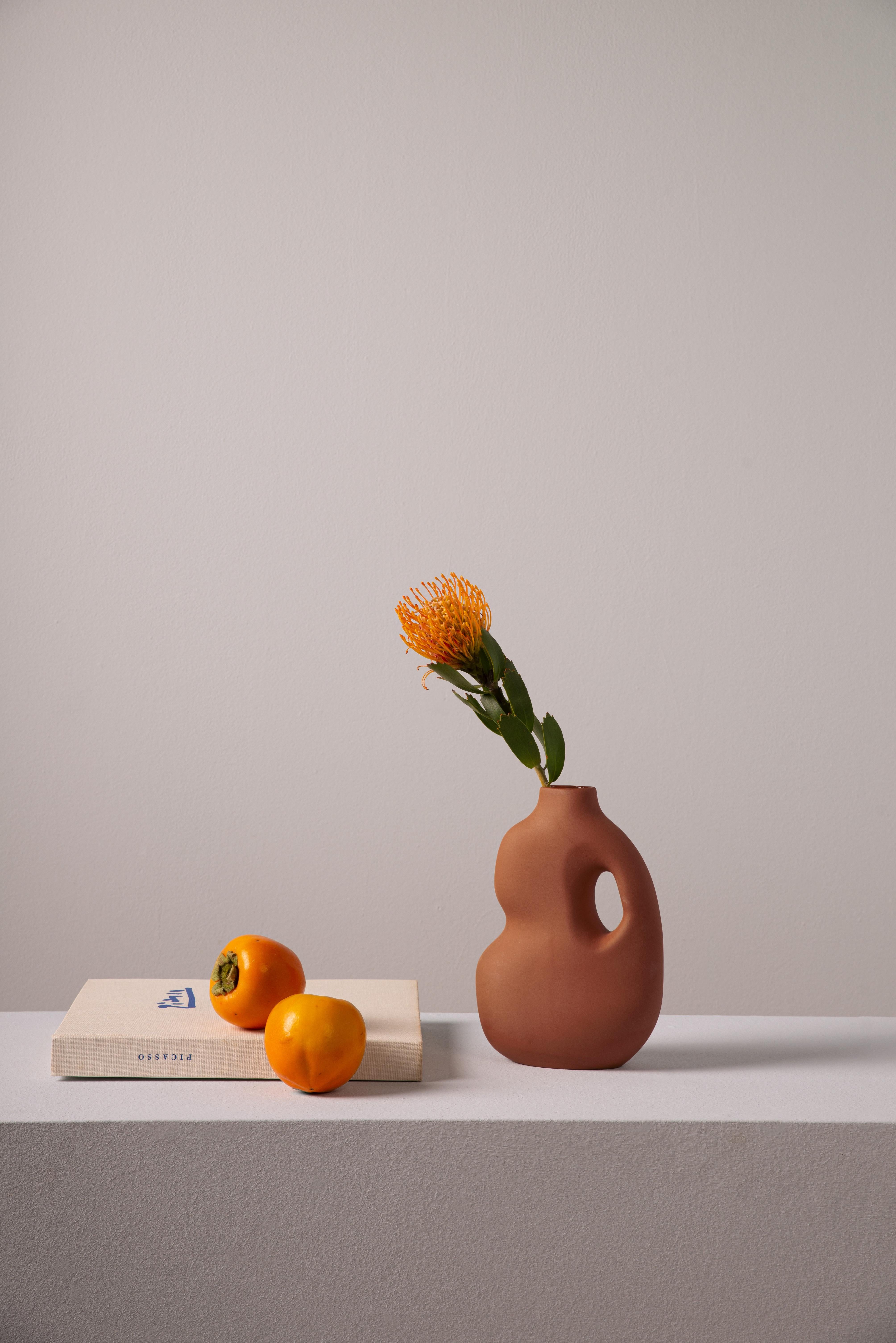 Expressive and soft in their forms, the imaginative Aura vases emerge from a poetic reflection on the curves of the female figure. Through a raw sensuous surface, the intense hues and varied tones of rich or subdued colors get a quiet but tense