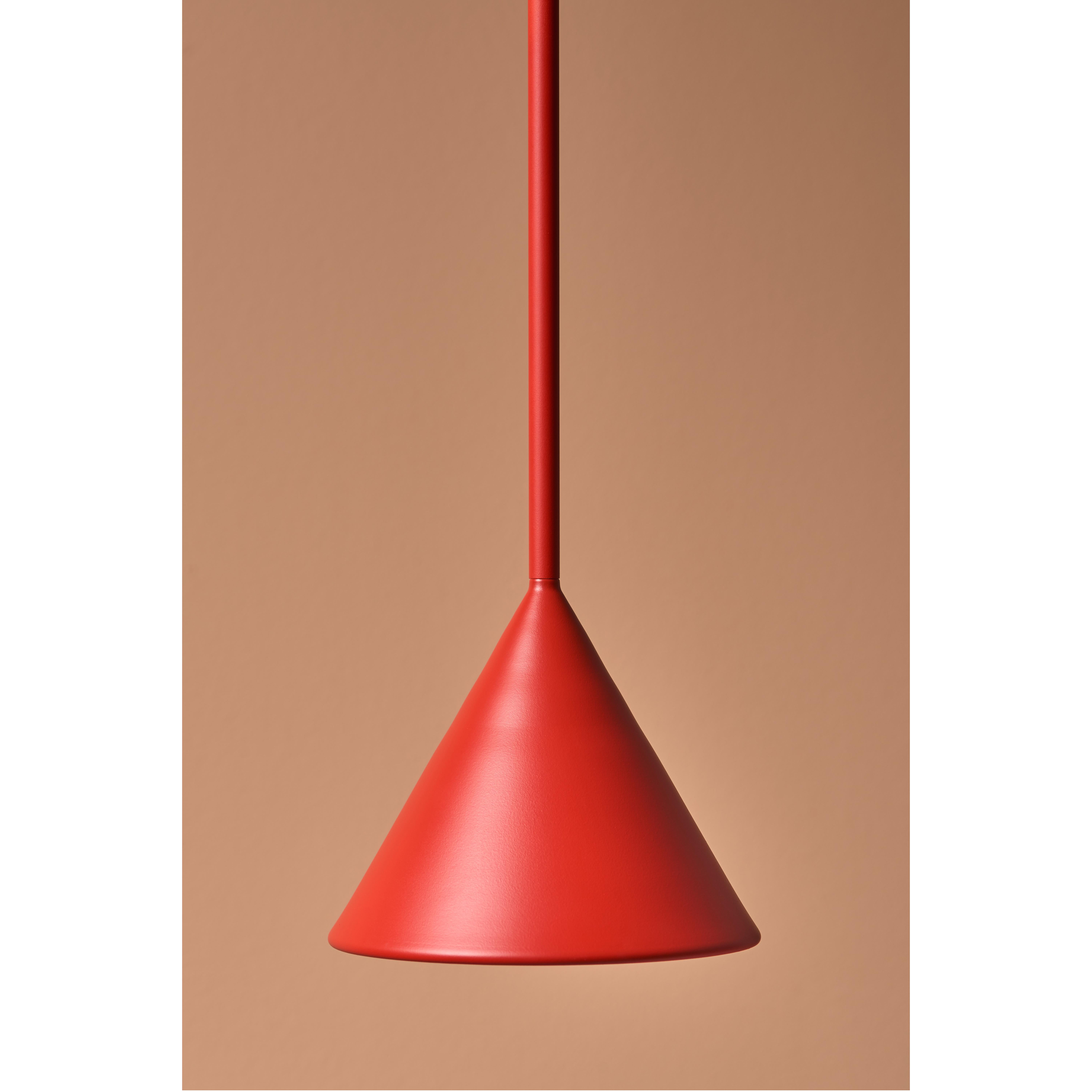 Figura - A melodious name that refers to the special shape of the lighting. By
a playful use of lines and forms three different versions were created, each
of which, individually or in combination, exudes gracefulness. With the fine
metal tube,