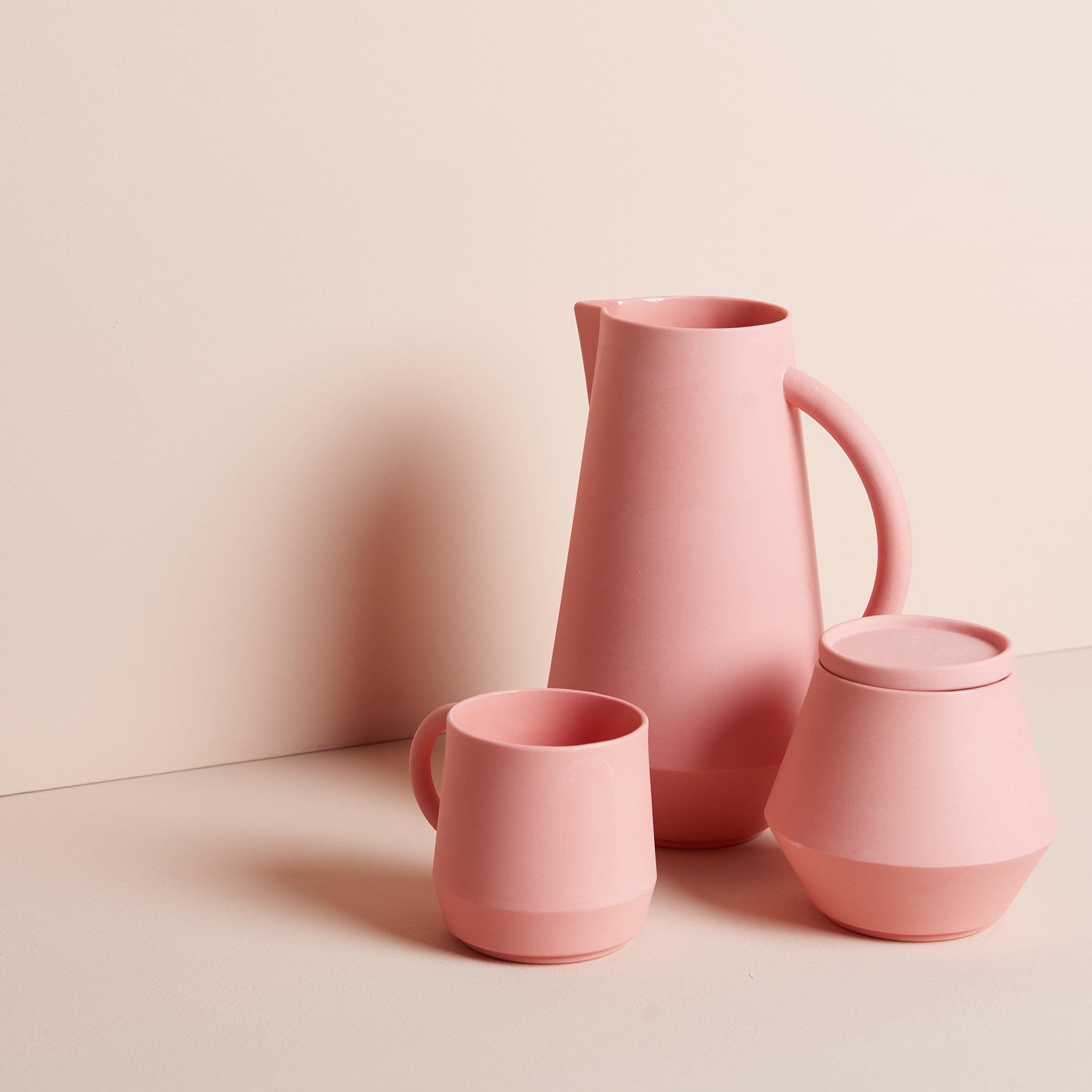 The Unison set is a ceramic tableware collection with seven different pieces. It consists of a carafe, big and small plate, soup bowl, sugar bowl, cup and a universal fitting lid. The ceramic is dyed with pigments and available in five special