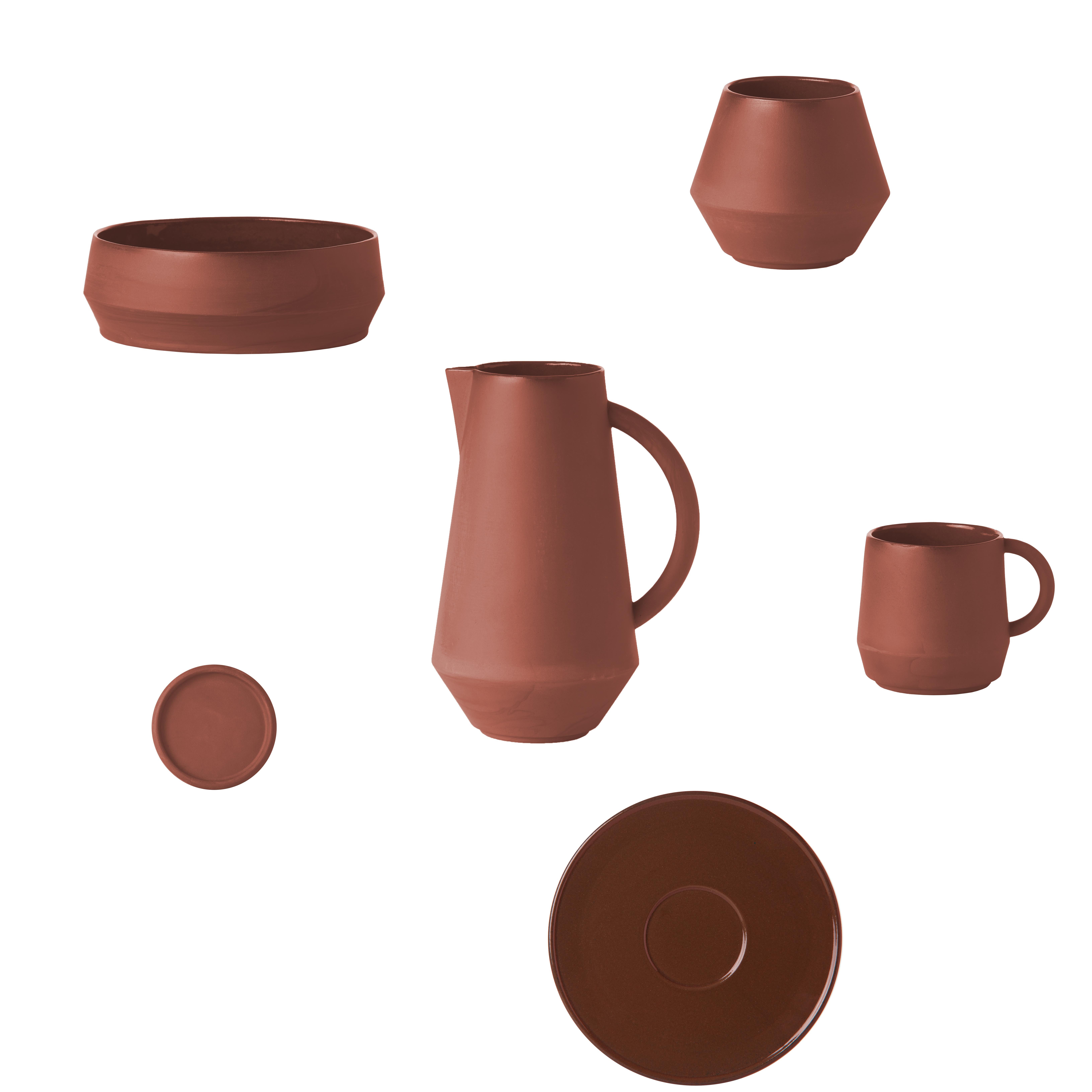 The Unison set is a ceramic tableware collection with seven different pieces. It consists of a carafe, big and small plate, soup bowl, sugar bowl, cup and a universal fitting lid. The ceramic is dyed with pigments and available in five special