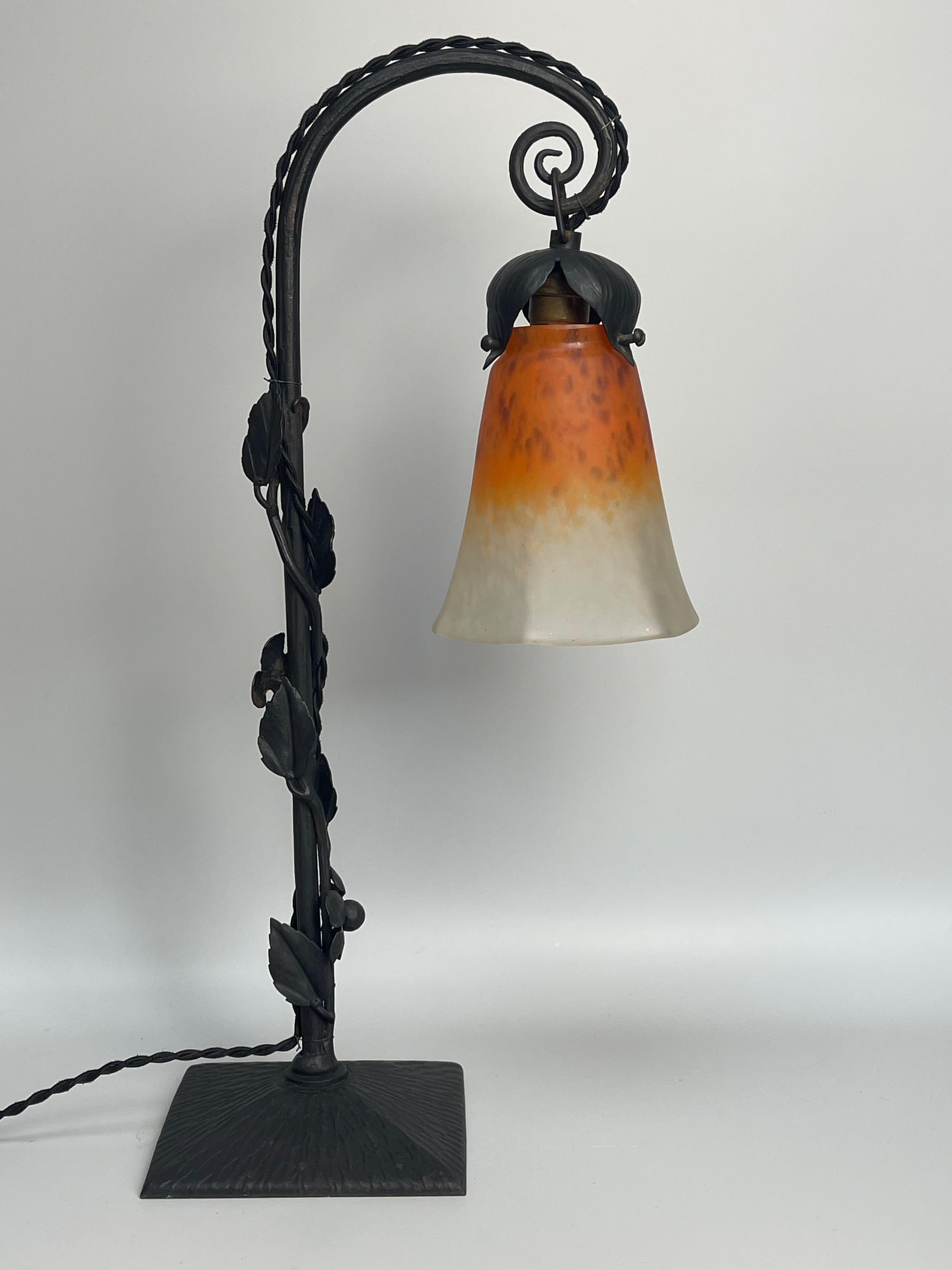 Art deco lamp, black patina wrought iron foot with floral decoration.
Tulip in white and orange glass paste, flecked with brown. Signed Schneider.
Lamp in perfect condition and electrified.

Measures: height: 47cm
width: 25cm
base: 13.5cm x