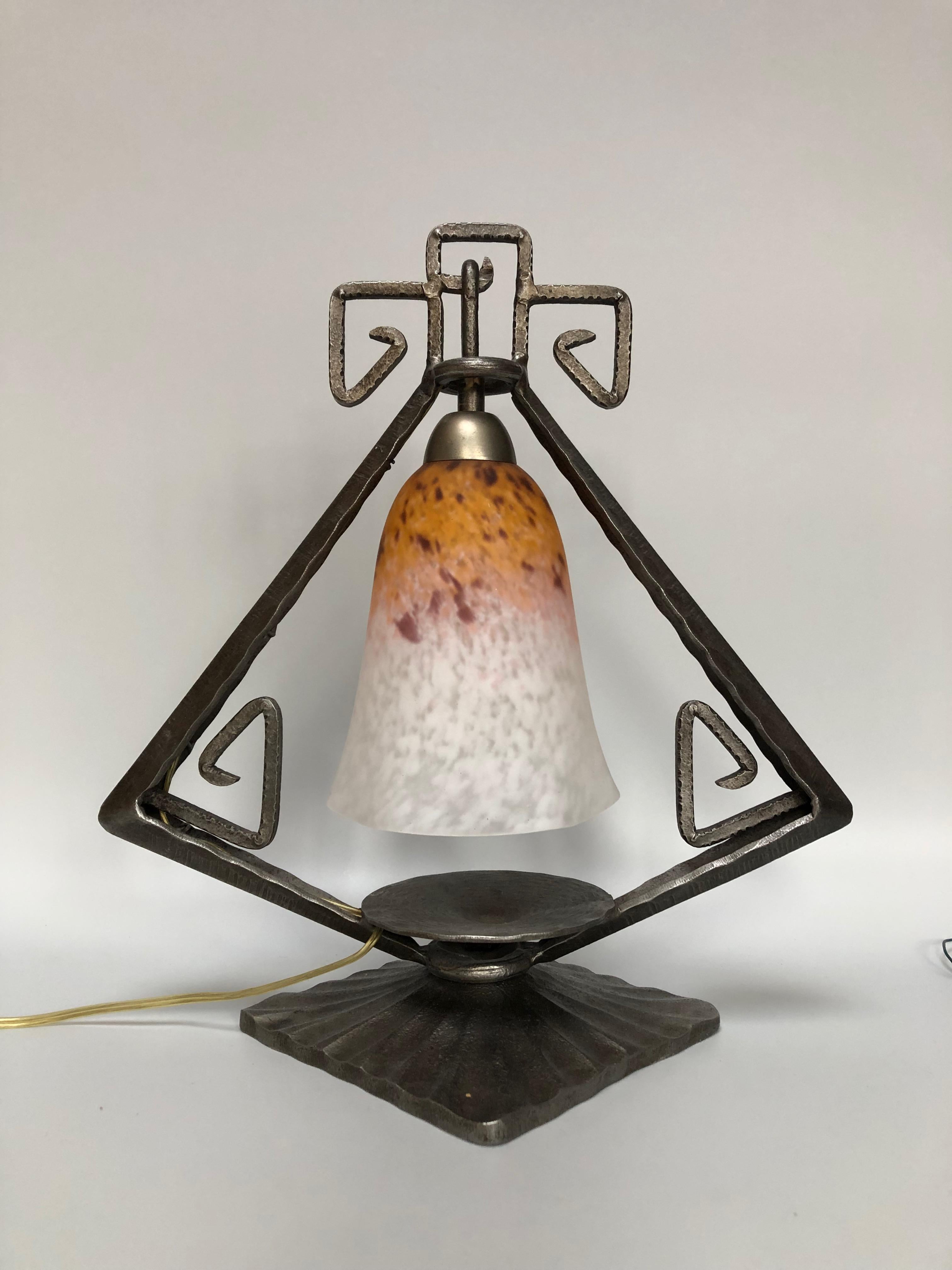 Art deco lamp around 1930. 
Foot in wrought iron attributed to Fag (Marcel Vasseur). 
Tulip in glass paste signed Schneider. 
Electrified and in perfect condition.
Height : 31.5 cm
Width : 30 cm
Depth : 18 cm 
Weight : 2.5 Kg

 

Charles
