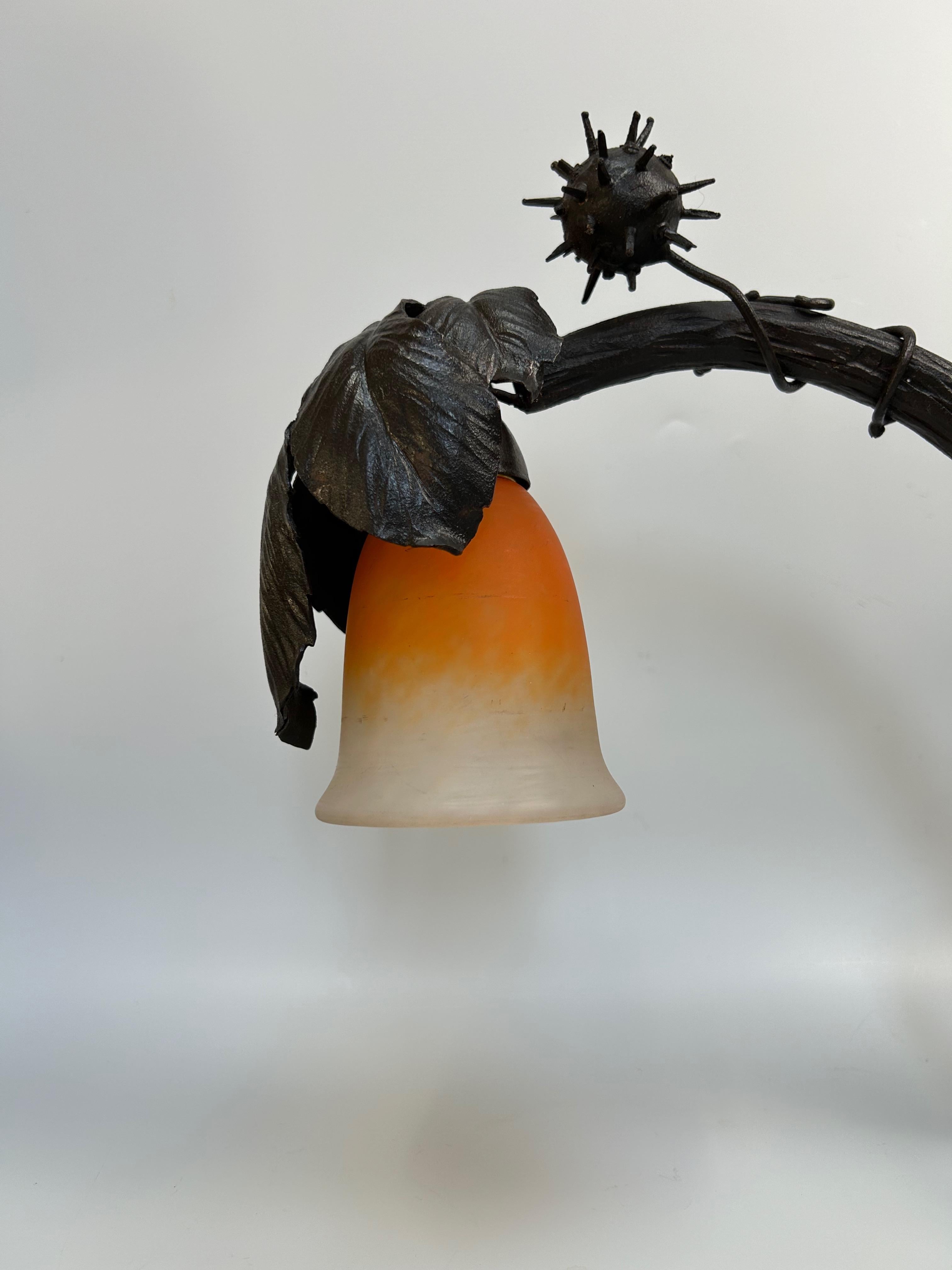 Art Deco lamp circa 1925.
Wrought iron base with chestnut decorations, illegible creator's stamp.
Tulip in glass paste signed Schneider.
In perfect condition and electrified.

Height: 30 cm
Length: 40 cm
Width: 11 cm
Weight: 3.2 Kg

Charles