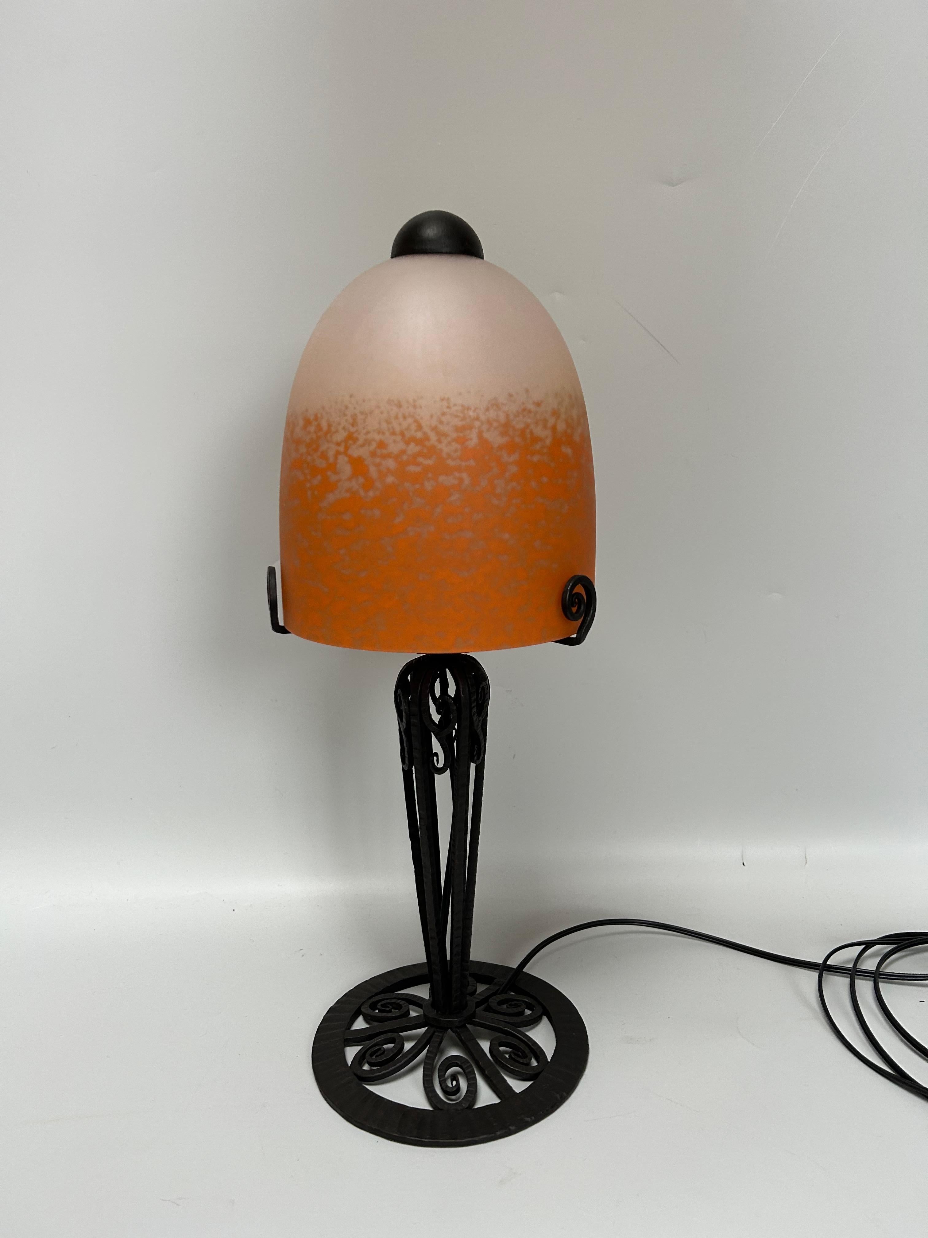 Schneider Art Deco lamp, circa 1925.
Shade in tango orange and white pâte de verre.
In perfect condition.
Wired with an E14 socket.

Height: 41 cm
Shade diameter: 15 cm
Weight: 2 kg

Charles SCHNEIDER, born February 23, 1881 and died January 7, 1953