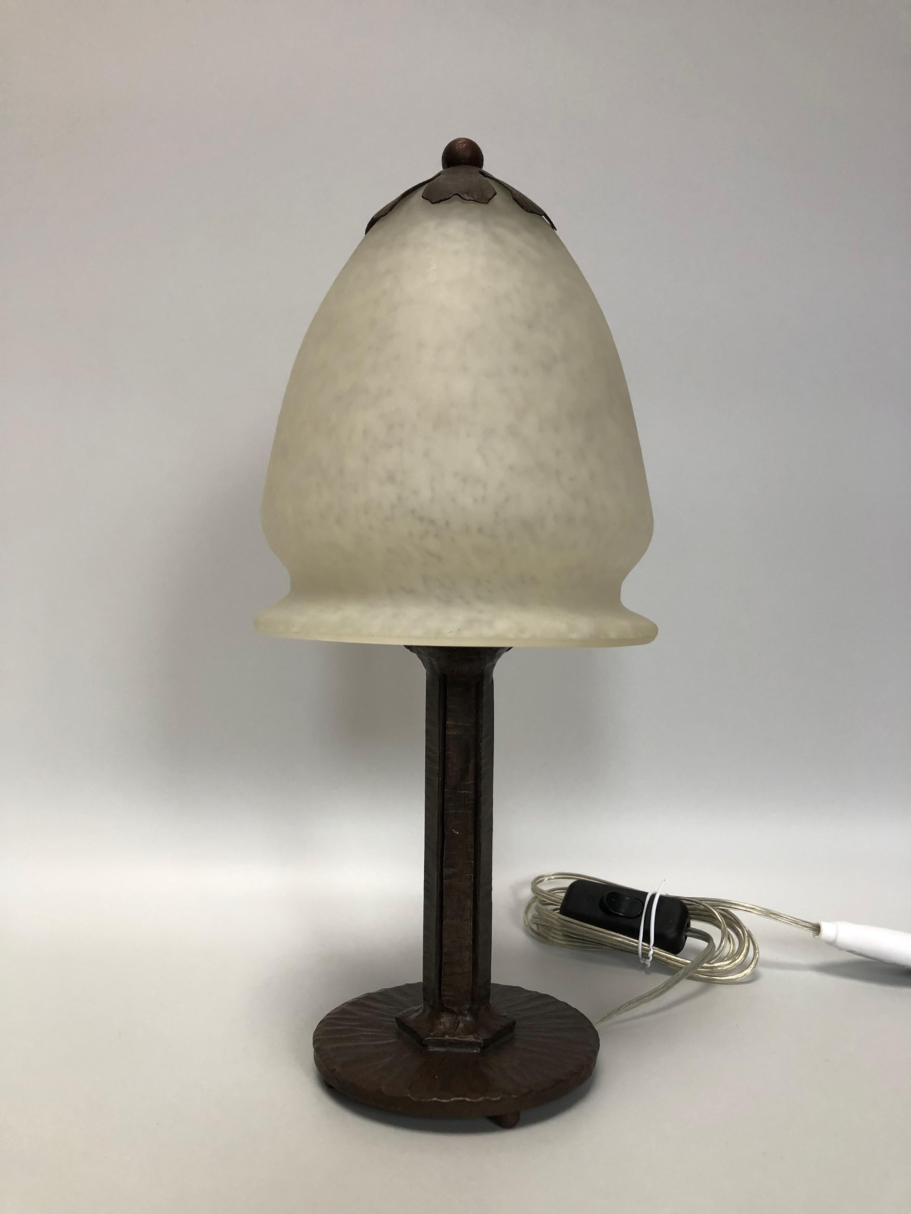 Lampe Art déco vers 1930.
Pied en fer forgé, tulipe en pâte de verre blanche mouchetée.
Electrifié et en parfait état.
La tulipe a signé Schneider.
Hauteur : 33 cm
Diamètre de la base : 10 cm
Diamètre de la tulipe : 15 cm
Poids : 1,9