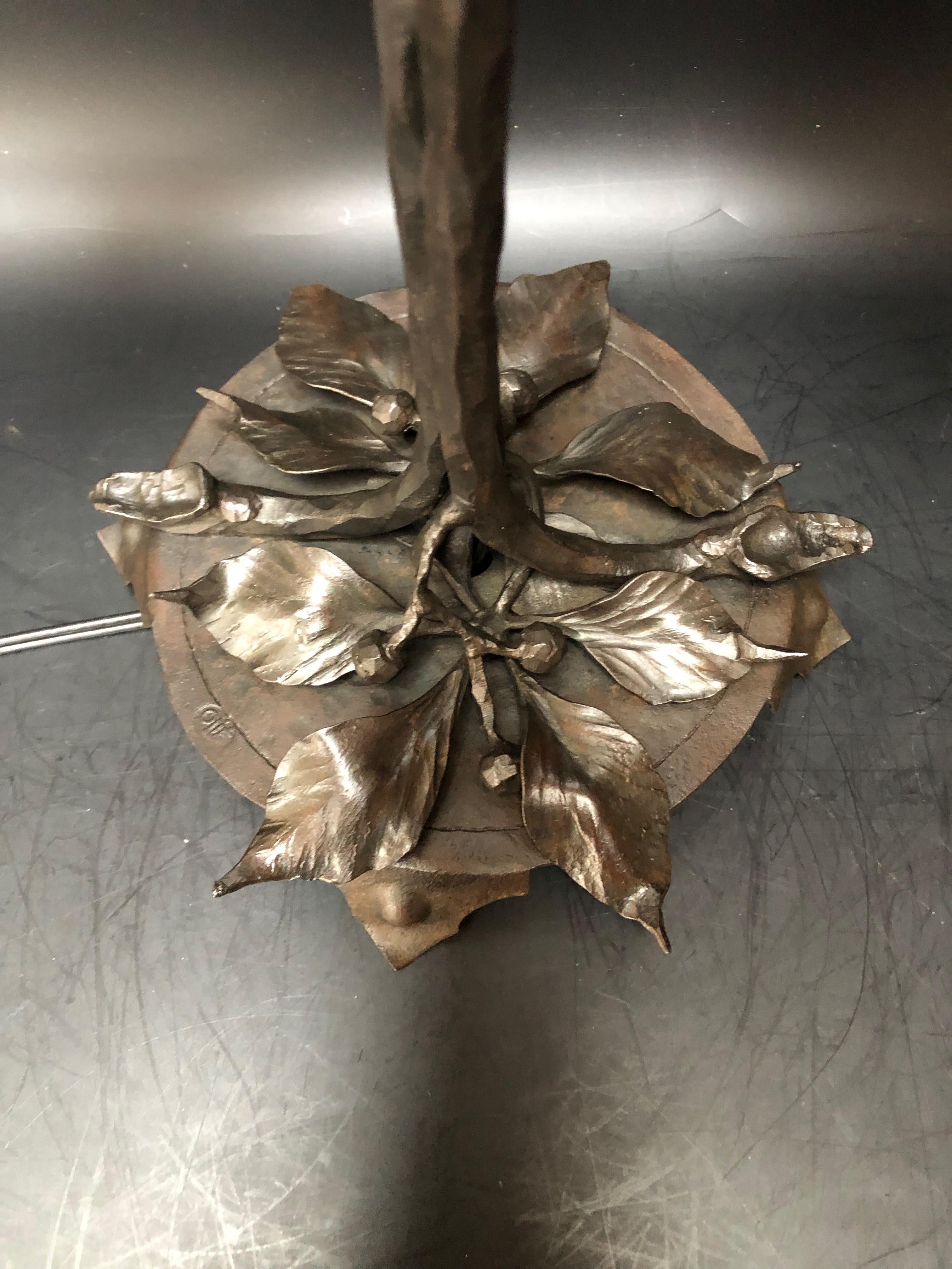 double lampe art nouveau, circa 1915
Pied en fer forgé à décor floral, estampillé Olié.
Tulipes en pâte de verre signées Schneider.
Electrifié et en parfait état.

Hauteur : 55cm
Largeur : 31cm
Diamètre de la base : 18 cm
Poids : 1.9 kg

Charles