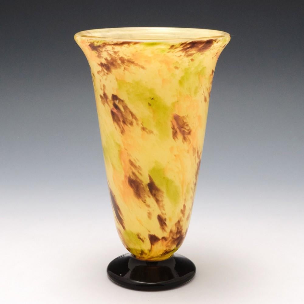A bell shaped Schneider glass vase from 1923-1927 made in Epinay-Sur-Seine, Paris, France. The bowl features pale lemon yellow , mottled with pale green, peach and amethyst. Incised signature Schneider on the amethyst glass foot.

Weight : 738