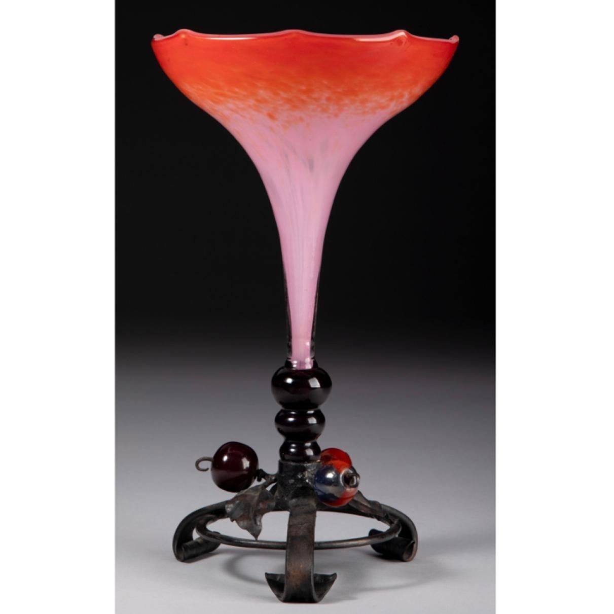 Vaso in vetro screziato Schneider con supporto in ferro battuto, circa 1920
Marchi: Schneider
Altezza: 28 cm (11,25 pollici) 
Diametro: 6.3

Condit: Il vaso è in ottime condizioni. Non si osservano scheggiature, crepe o restauri.

AVANTIQUES si