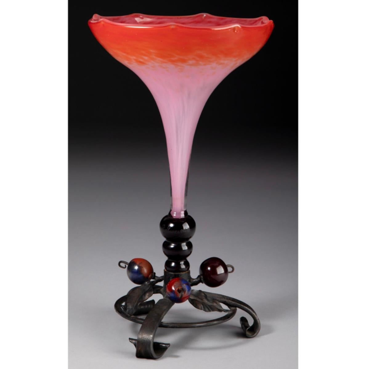 Art Déco Vaso in vetro screziato Schneider con supporto in ferro battuto Circa 1920 in vendita