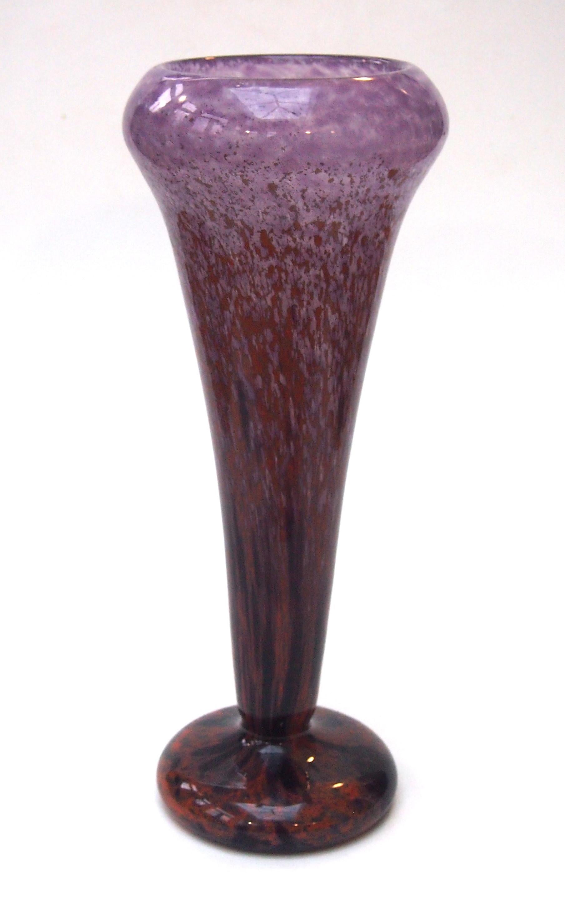 Vaso alto e sorprendente di Schneider 'Jades' del 1920 circa, di colore prevalentemente rosa nella parte superiore, ma con macchie di arancione e marrone che si concentrano verso la parte inferiore. Un vaso alto soffiato a mano con un piede cavo