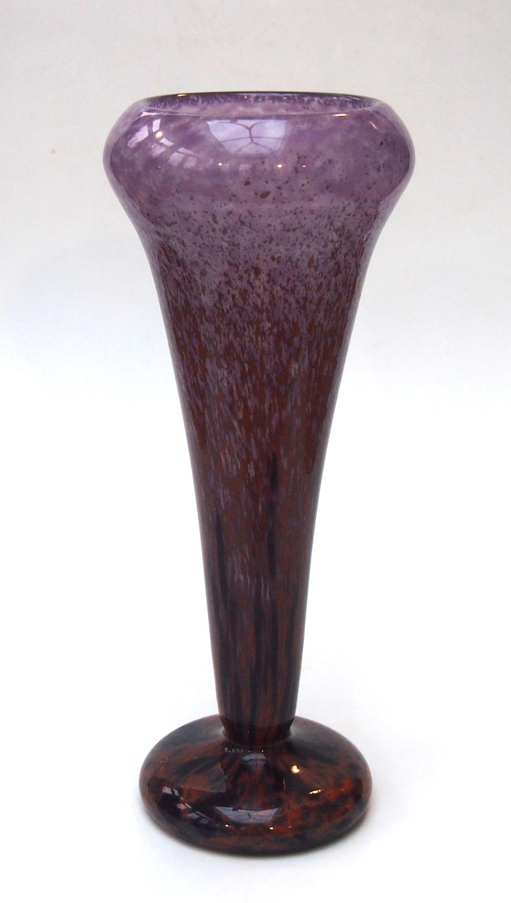 Francese Schneider Polychrome 'Jades' Vaso alto in vetro rosa del 1920 circa - firmato in vendita