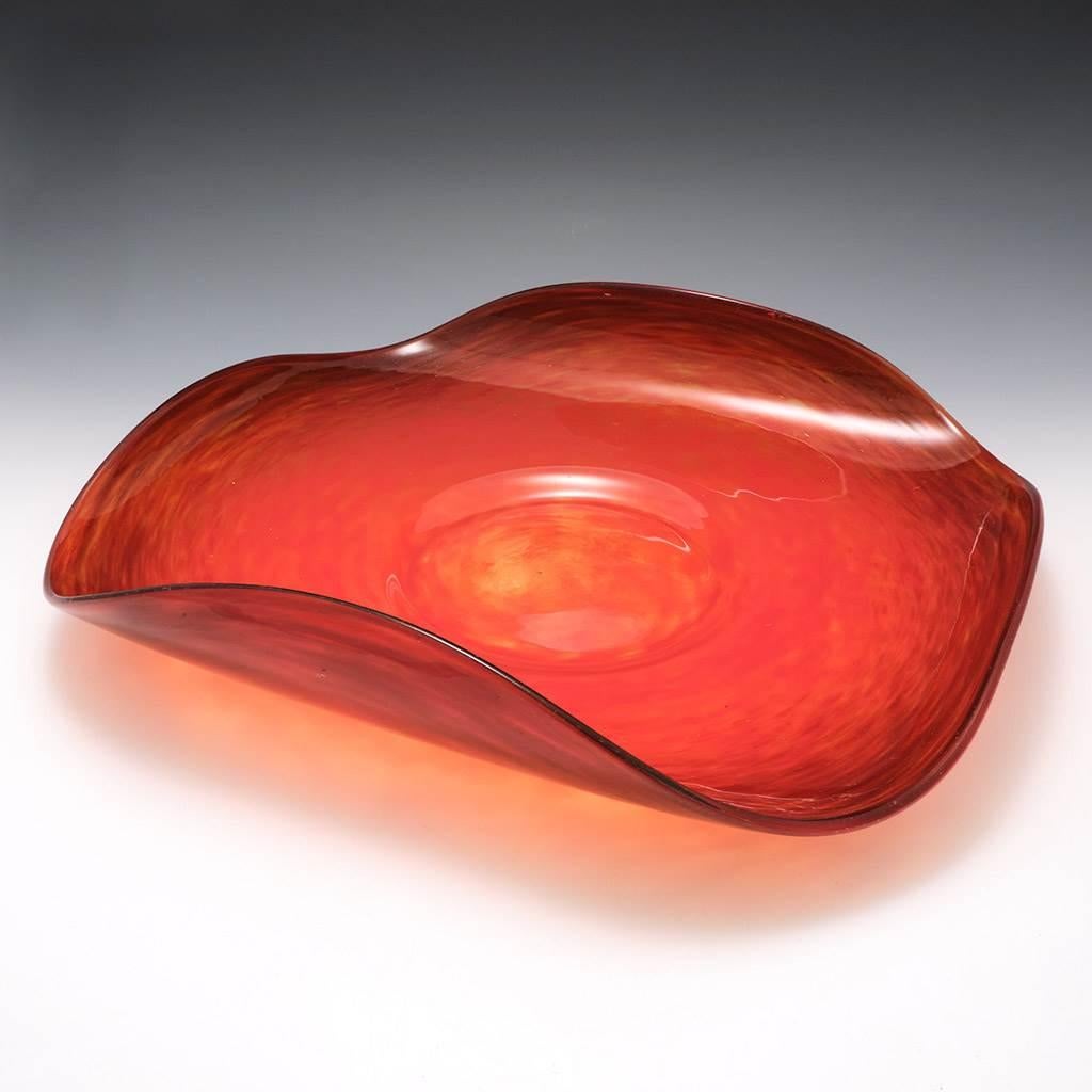 Titolo : Centrotavola in vetro screziato Schneider Verre Francais
Data : c1925
Origine : Epinay-Sur-Seine
Caratteristiche della ciotola: Ciotola a quattro vie con arricciatura. Vetro screziato color cremisi e arancione.
Marchi : Firmato Schneider