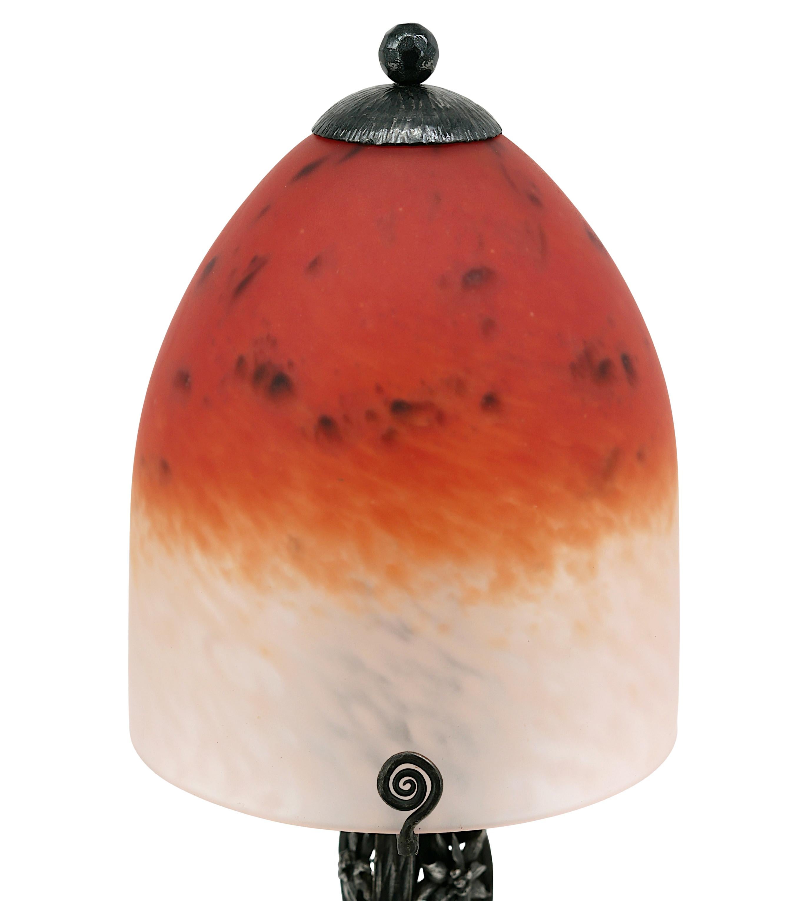 Lámpara de sobremesa francesa Art Déco de Charles Schneider & M. Voutier, años veinte. Pantalla de vidrio soplado moldeado sobre base de hierro forjado. Esta elegante lámpara de sobremesa francesa Art Déco, creada en la década de 1920, presenta una