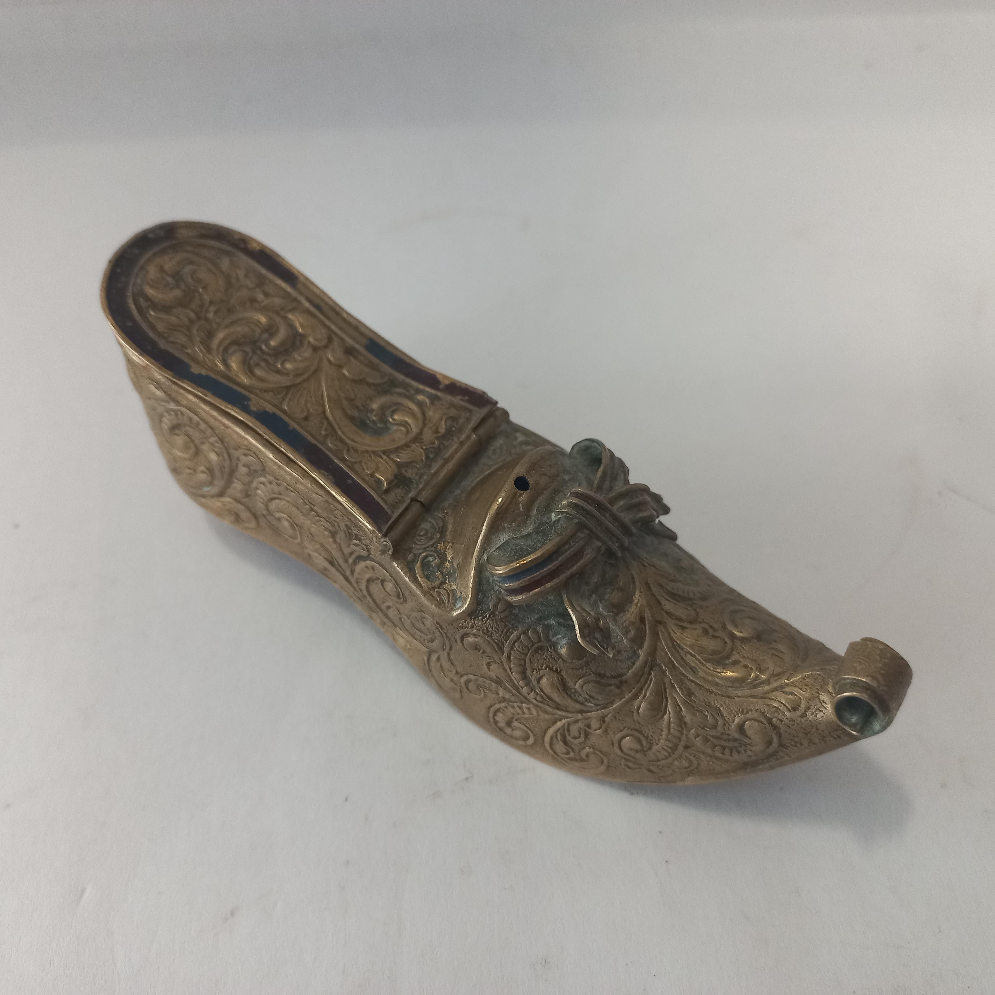 Rare, finely crafted, chased snuff box in the shape of a shoe France/Paris, 19th century
