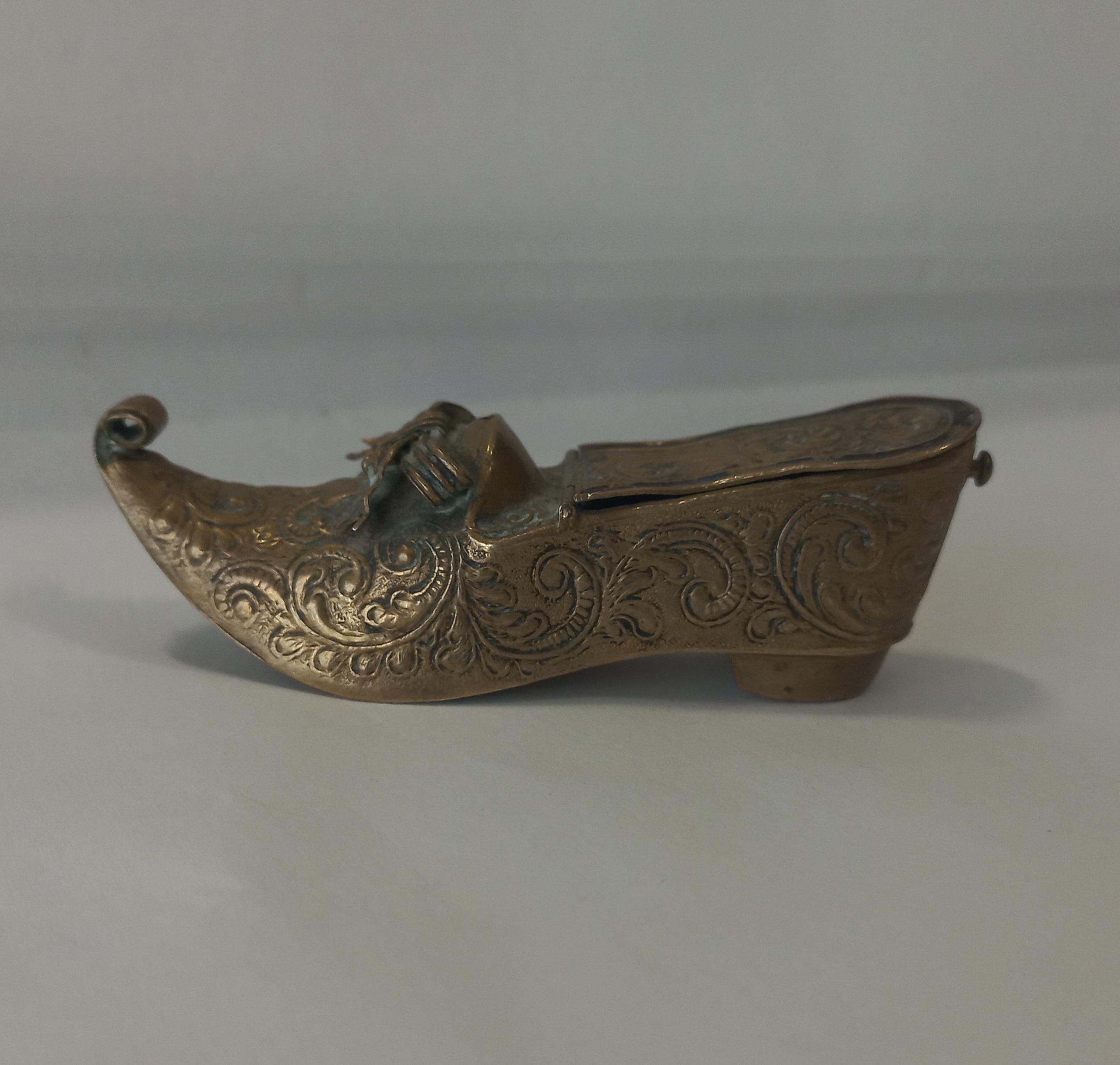 Metal Snuff box in the shape of a shoe France 19th century For Sale