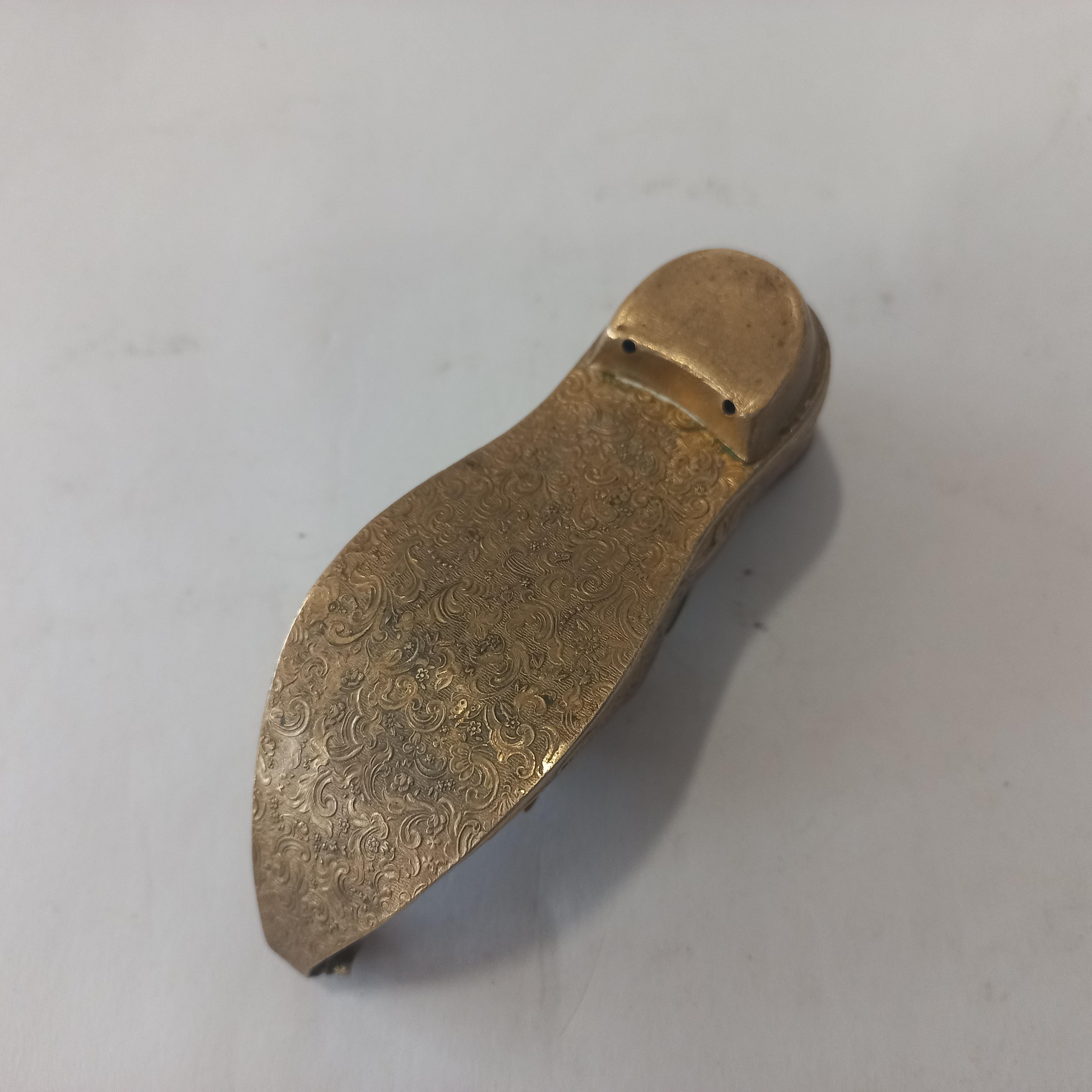 Snuff box in the shape of a shoe France 19th century For Sale 1