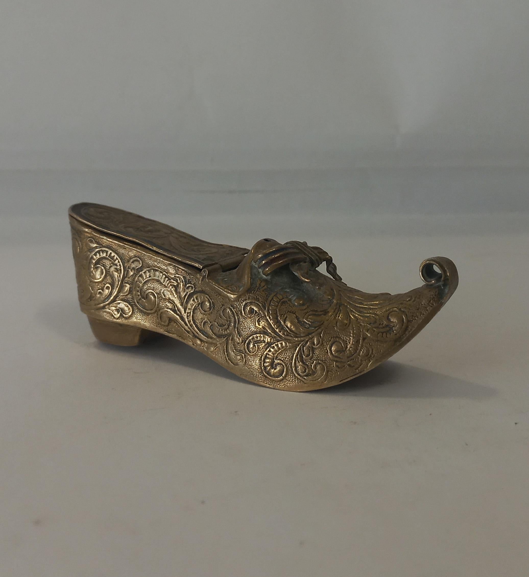 Snuff box in the shape of a shoe France 19th century For Sale 2