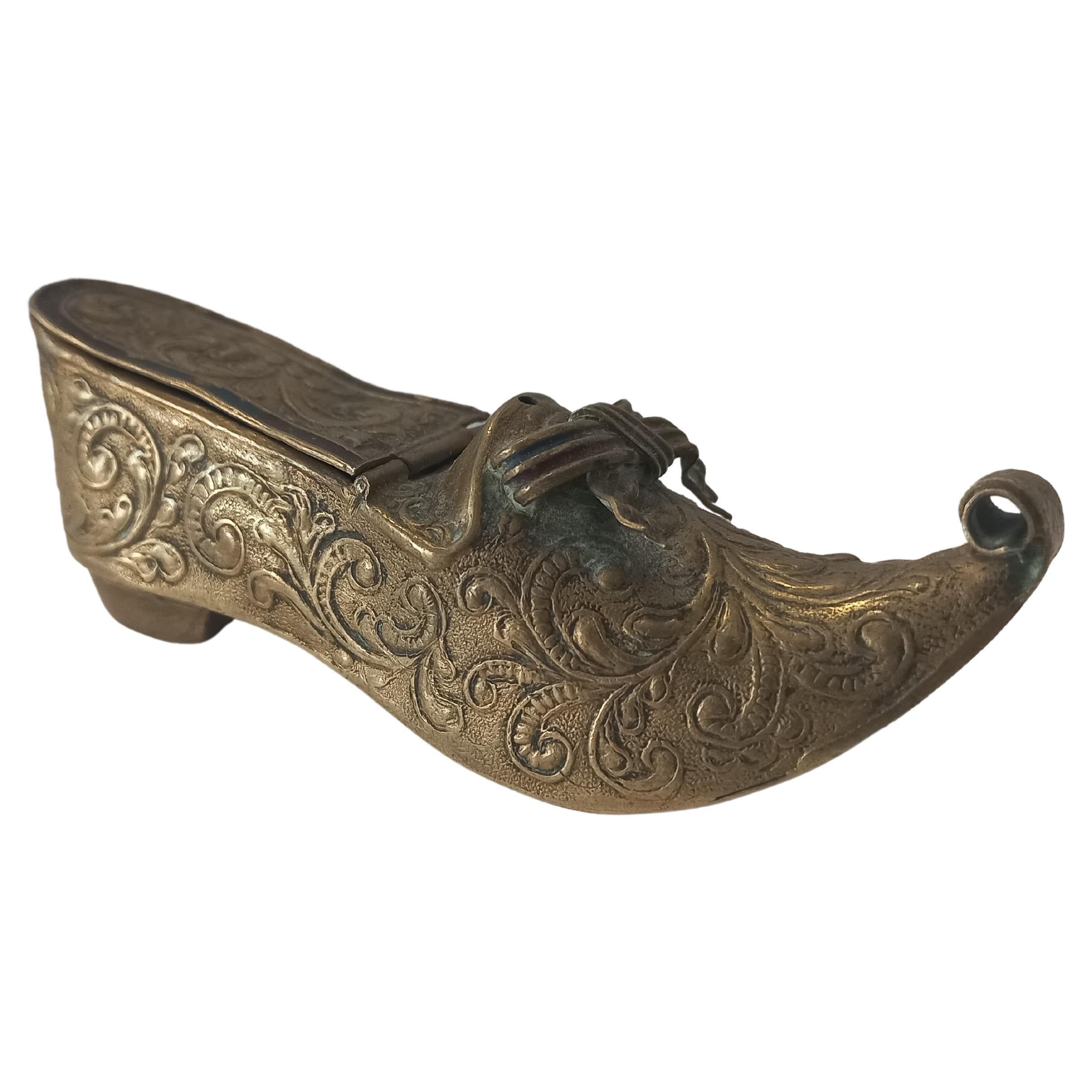 Tabacchiera a forma di scarpa Francia XIX secolo