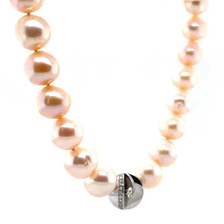 This akoya salt water pearl necklace closes with a 18 carat white gold clasp with diamond. At the Schoeffel brand, each pearl is selected for appearance, colour, shape and shine. Pearls are natural products, making each pearl unique. Only the best