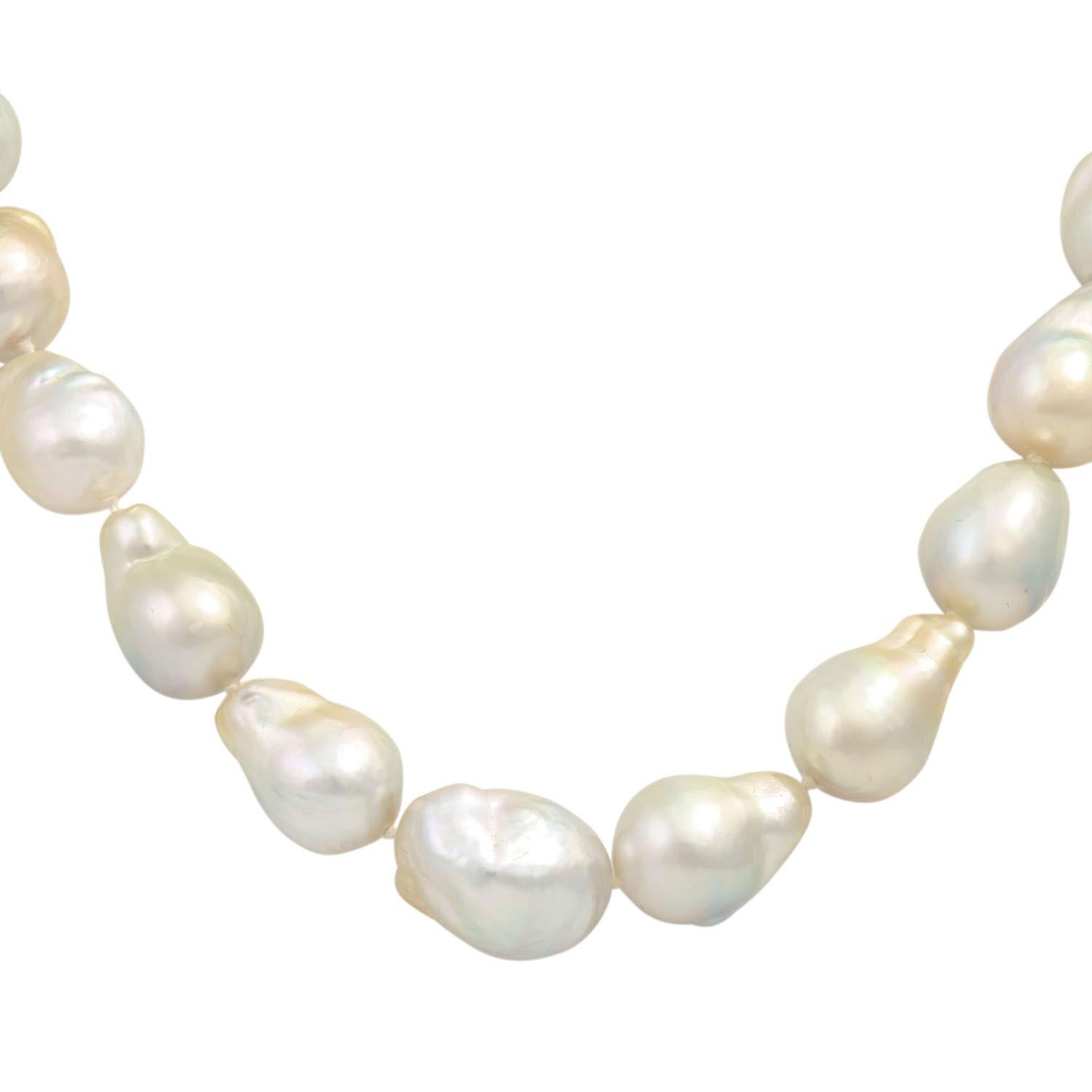 SCHOEFFEL Südseeperlenkette, barocke Zuchtperlen (27 Stück) ca. 10-13,5 mm, silber-weiß bis creme-gold, sehr guter Glanz, Verschluss GG/WG 18K, L: ca. 47 cm, 21. Jahrhundert, leichte Gebrauchsspuren, Verschluss leicht eingedrückt. [7]

SCHOEFFEL