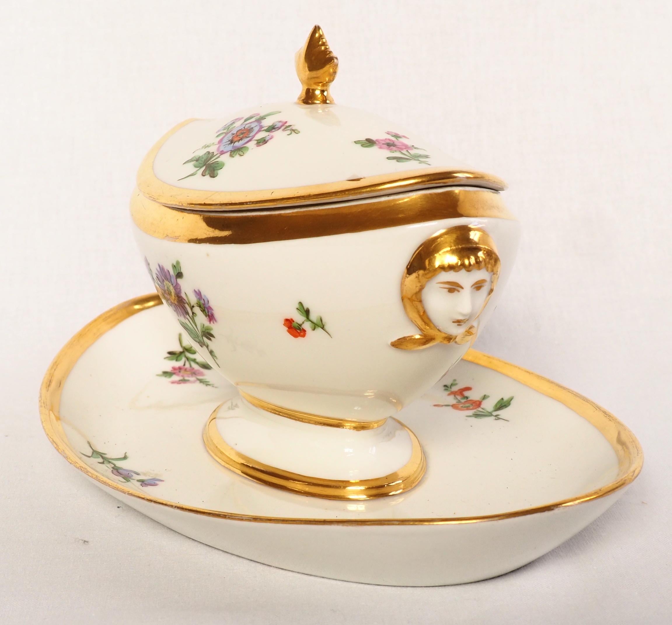Schoelcher Manufacture : Empire Paris porcelain sauce boat 19th century - signed In Good Condition For Sale In GRENOBLE, FR