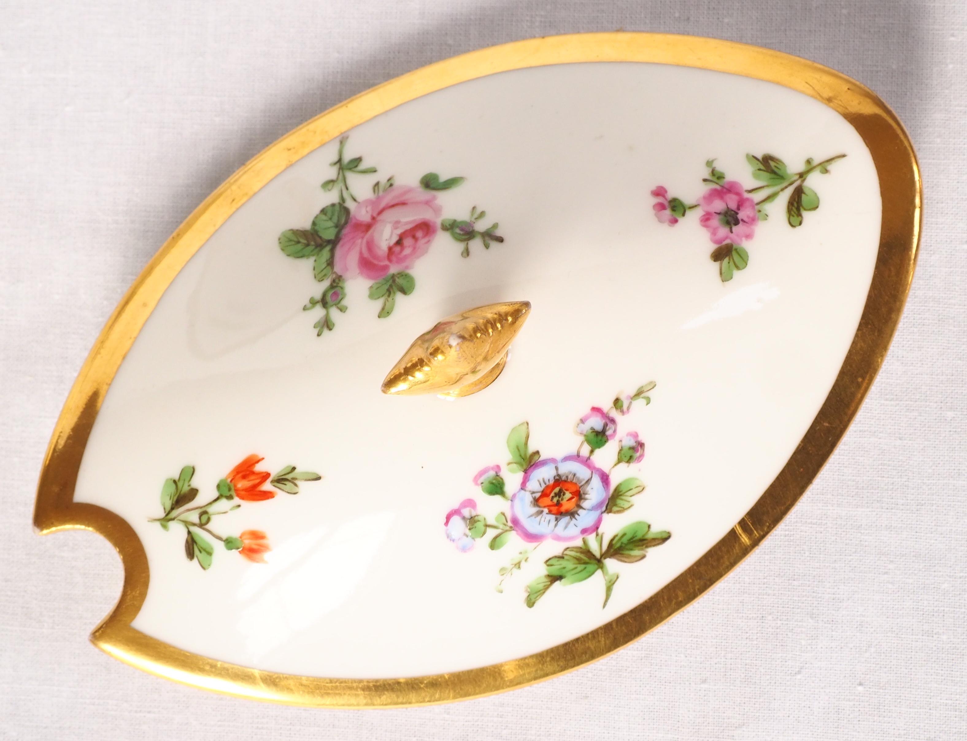 Schoelcher Manufacture : Empire Paris porcelain sauce boat 19th century - signed For Sale 2