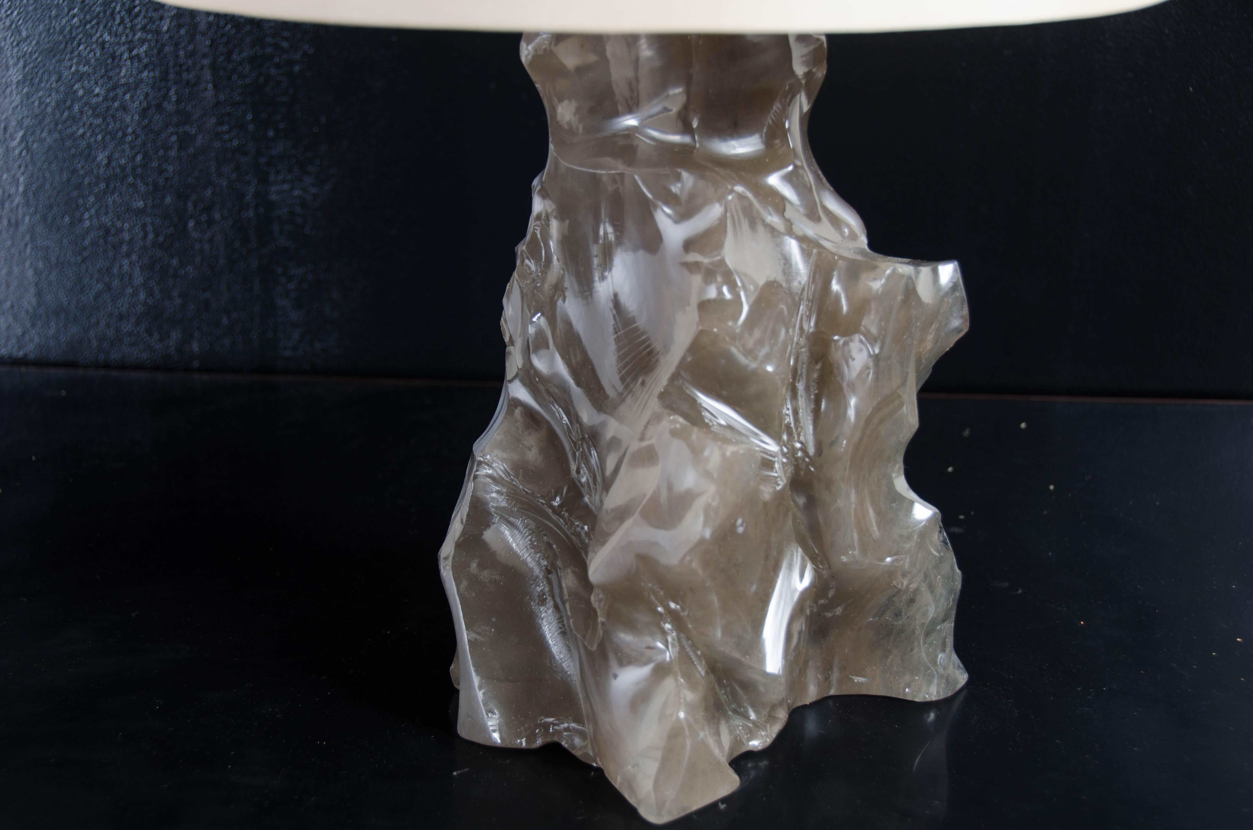 Sculpté à la main Lampe rocheuse érudite, cristal fumé de Robert Kuo, repoussé à la main, édition limitée en vente