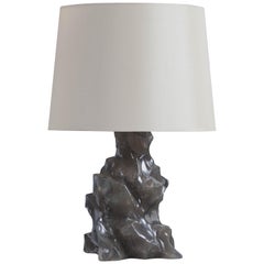 Lampe rocheuse érudite, cristal fumé de Robert Kuo, repoussé à la main, édition limitée