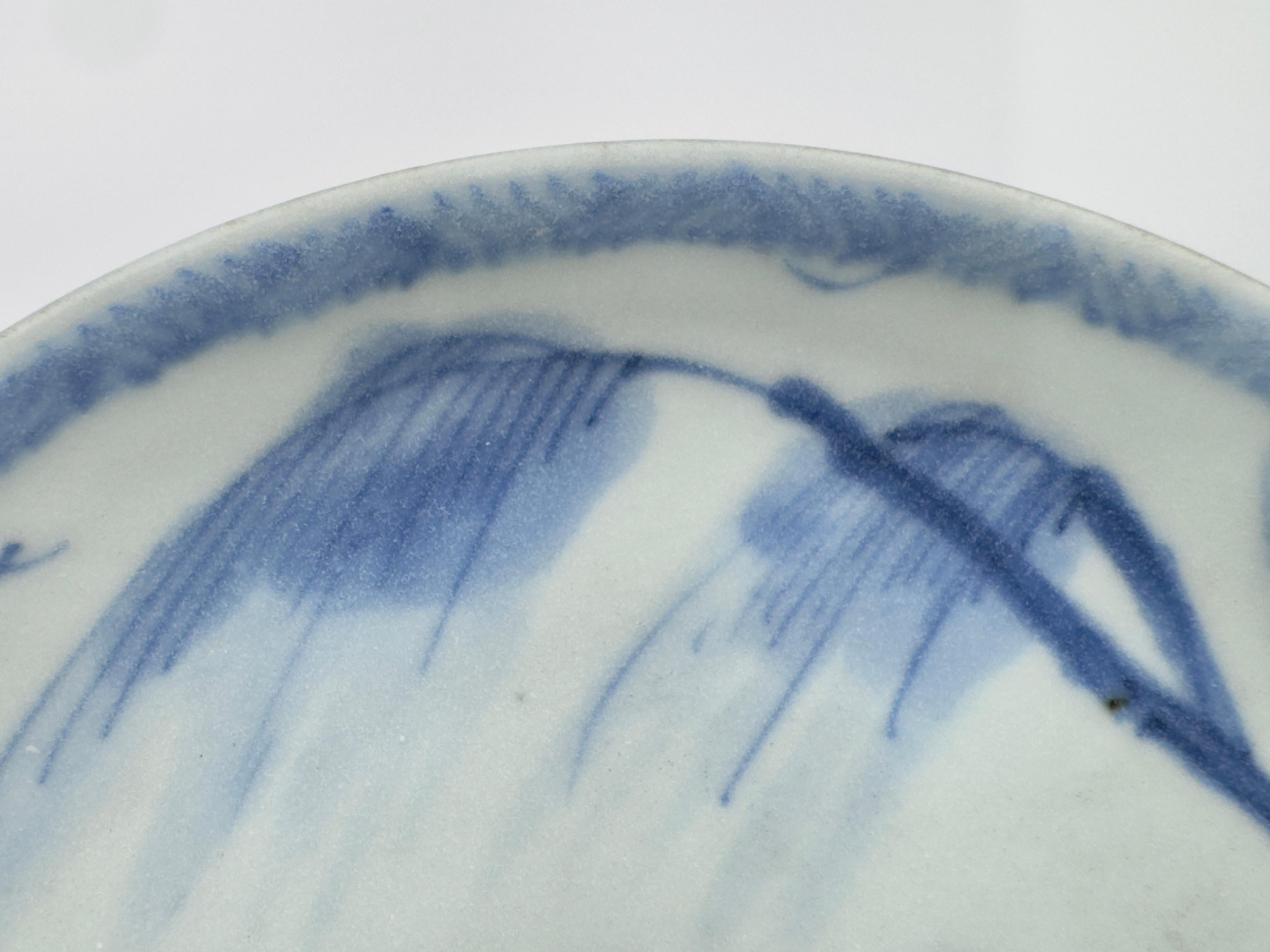 Vernissé Soucoupe savante en bleu et blanc C 1725, Dynastie Qing, règne de Yongzheng en vente