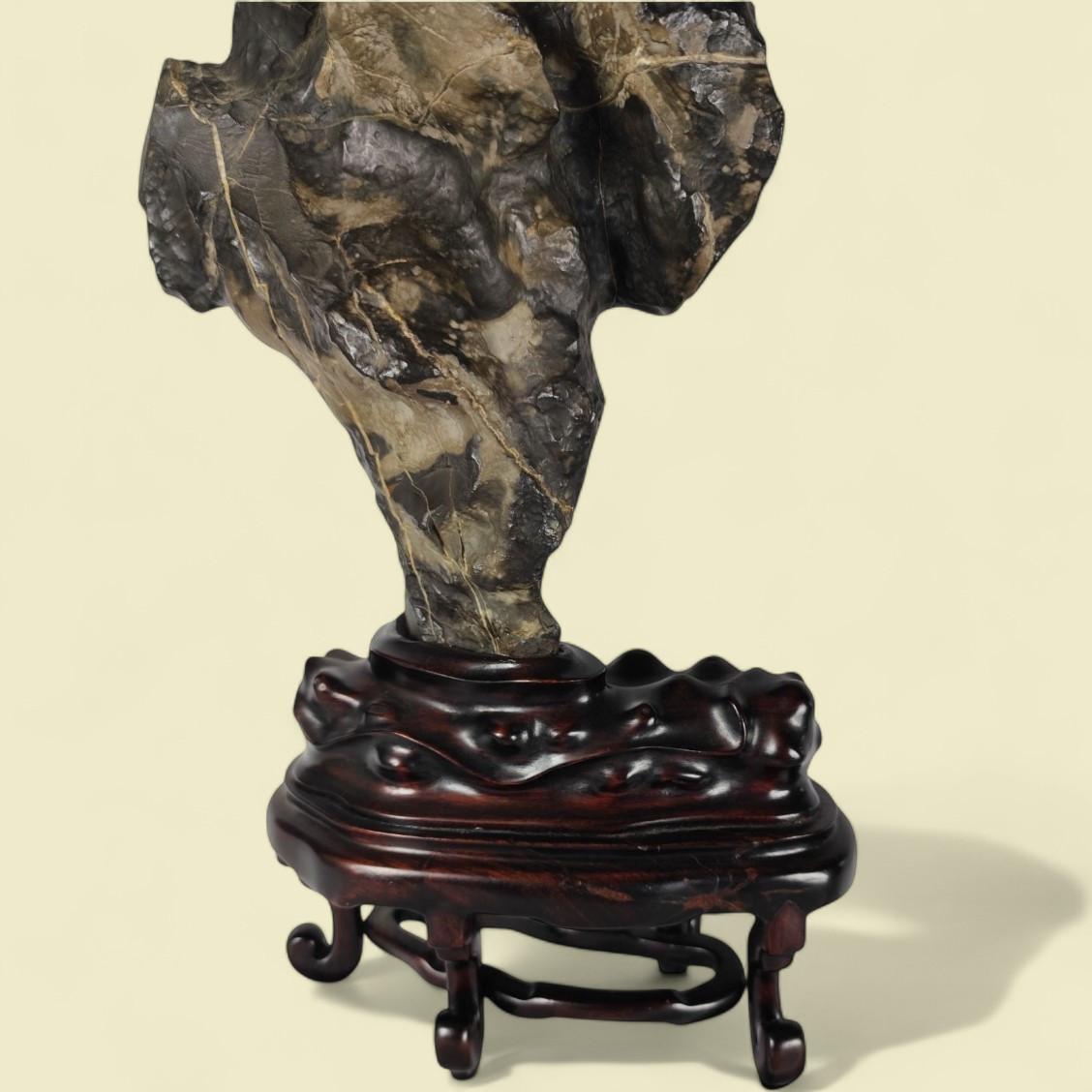 Scholar's Stone / “Scholar's Rock” Lingbi (灵璧石), China, Qing Dynasty (Qing-Dynastie) im Angebot