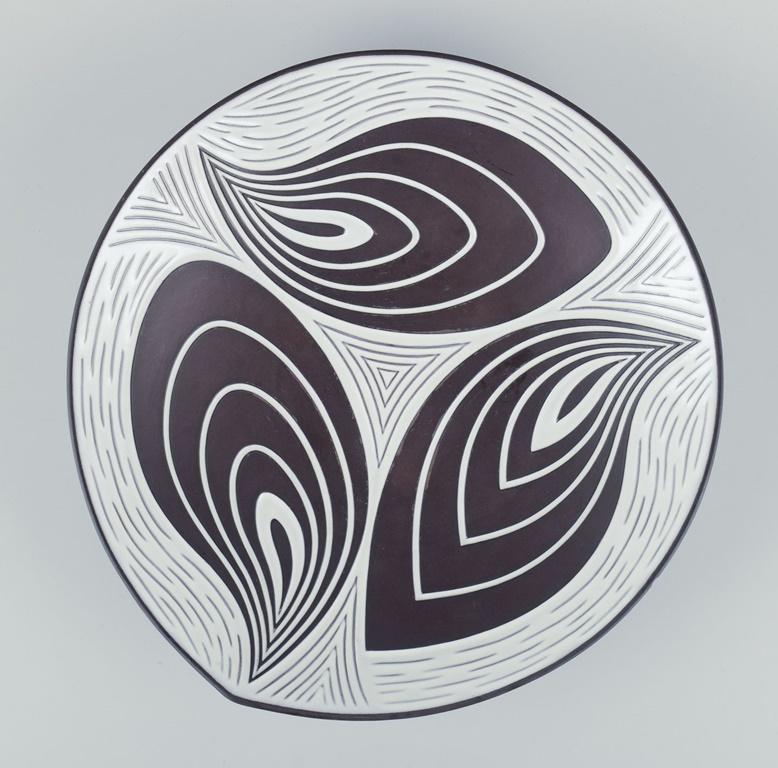 Pre-owned goods are exempt from import duties for U.S. customers. 
Therefore, no import tariffs will be applicable to your purchase.

Schollert, Denmark.
Large ceramic bowl in modernist style. Hand glazed.
Geometric pattern.
Dating: 1970s
Excellent