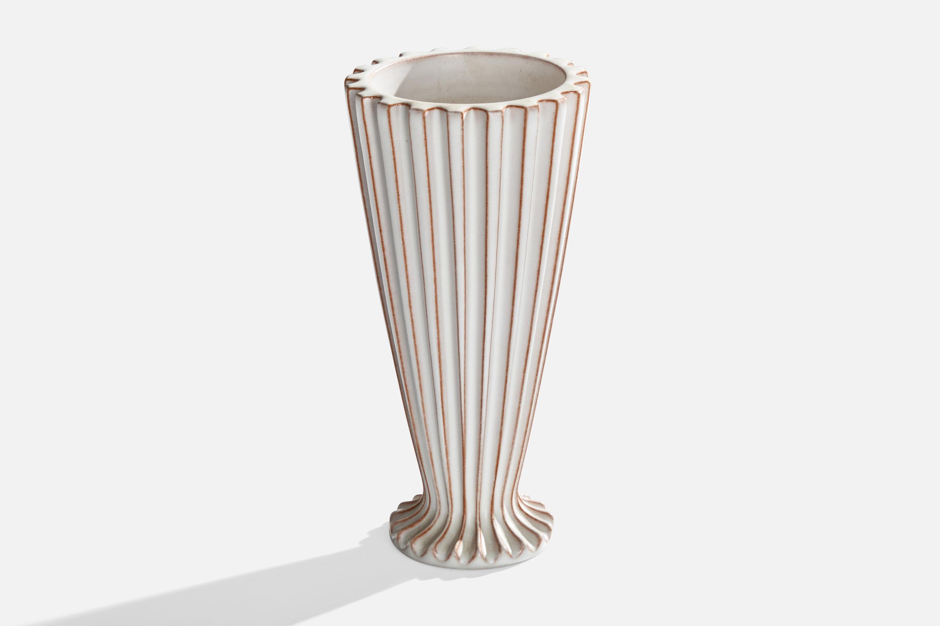 Geriffelte, weiß glasierte Keramikvase, hergestellt von Schollert, Dänemark, ca. 1950er Jahre.