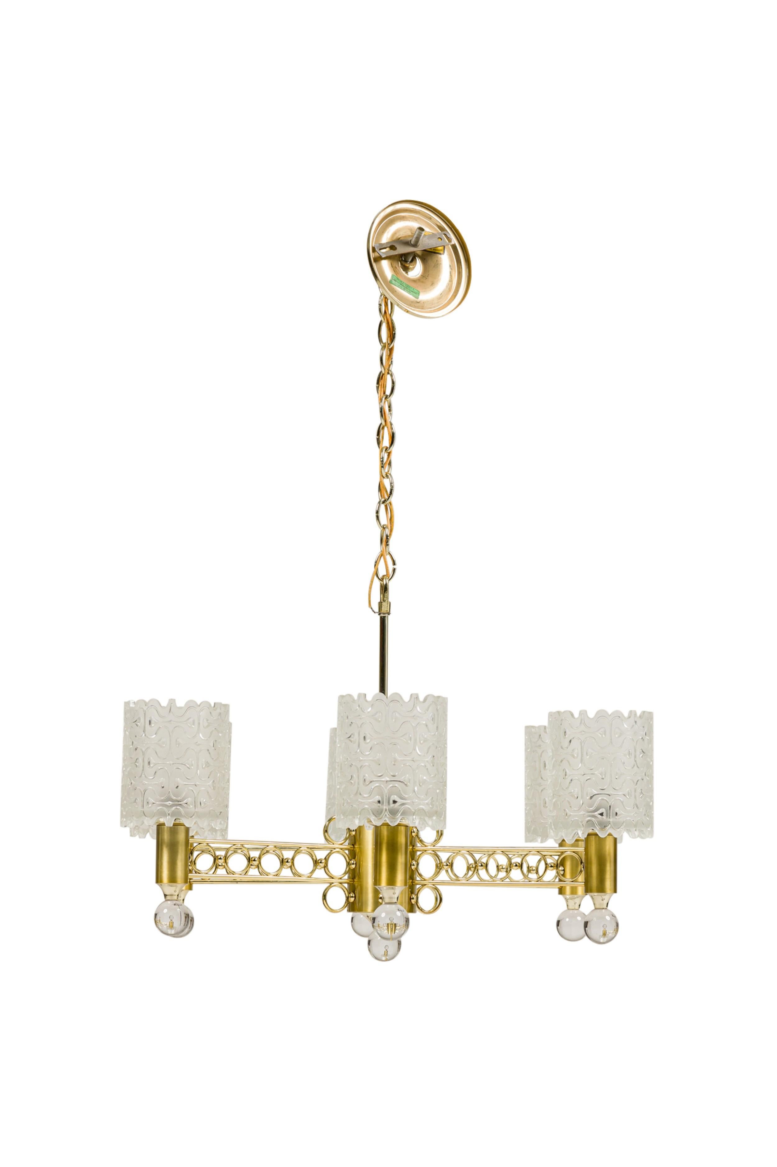 4 Lustres américains du milieu du siècle en laiton à 6 branches en forme d'anneau circulaire relié émanant de la tige centrale et se terminant par une boule de cristal sous chaque branche et des coupes en cristal taillé (SCHONBEK)(PRIX PAR CHACUN)