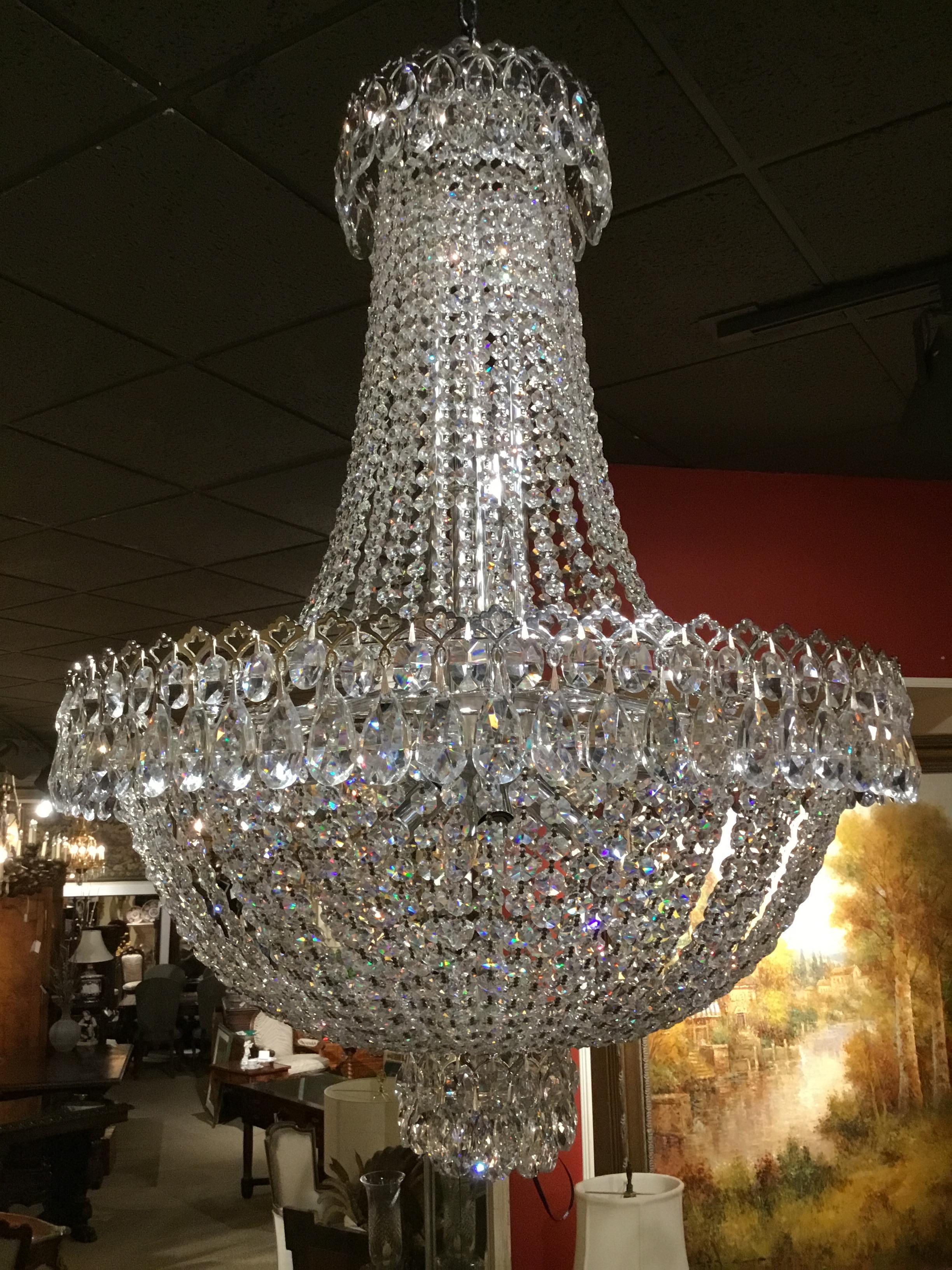Kronleuchter aus Kristall vonbek mit vierzehn Lichtern im Zustand „Gut“ im Angebot in Houston, TX