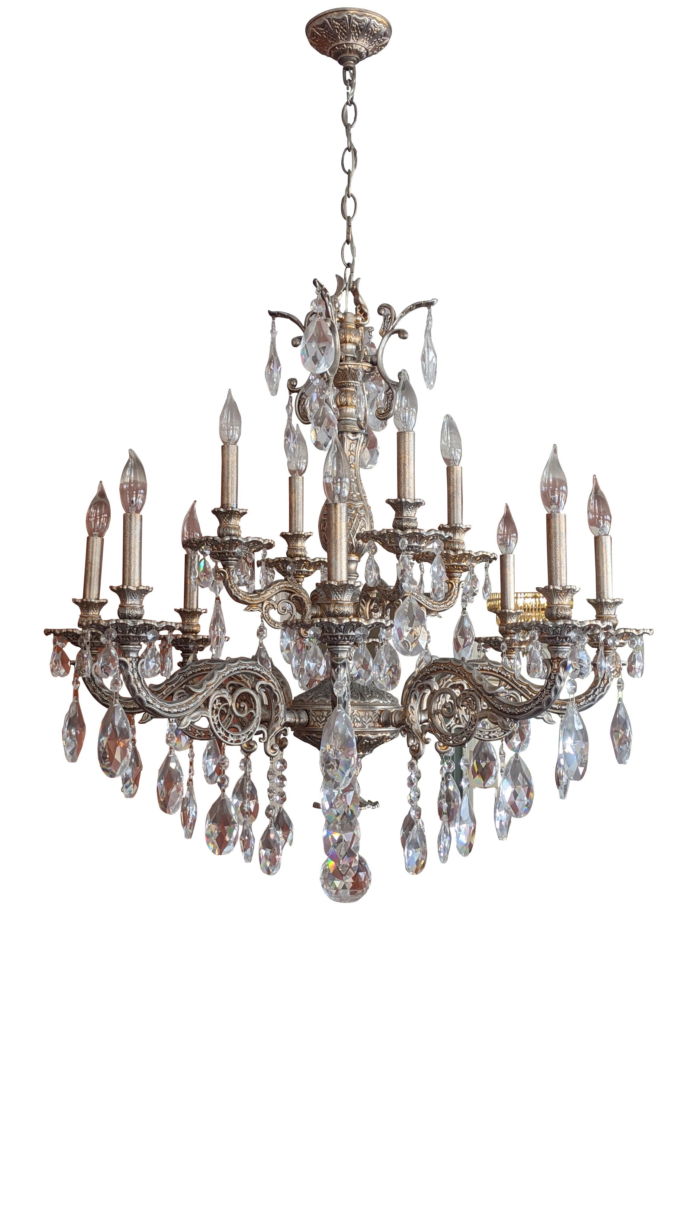 Un bellissimo lampadario vintage Schonbek Milano 12 Light.  Presenta uno stile barocco  con tegami reticolati, rifiniti in Argento Antico e con cristalli tradizionali tagliati a mano.  MSRP $12.000

Dimensioni:
32,5 x 32,5 x 32,5, peso 31 libbre