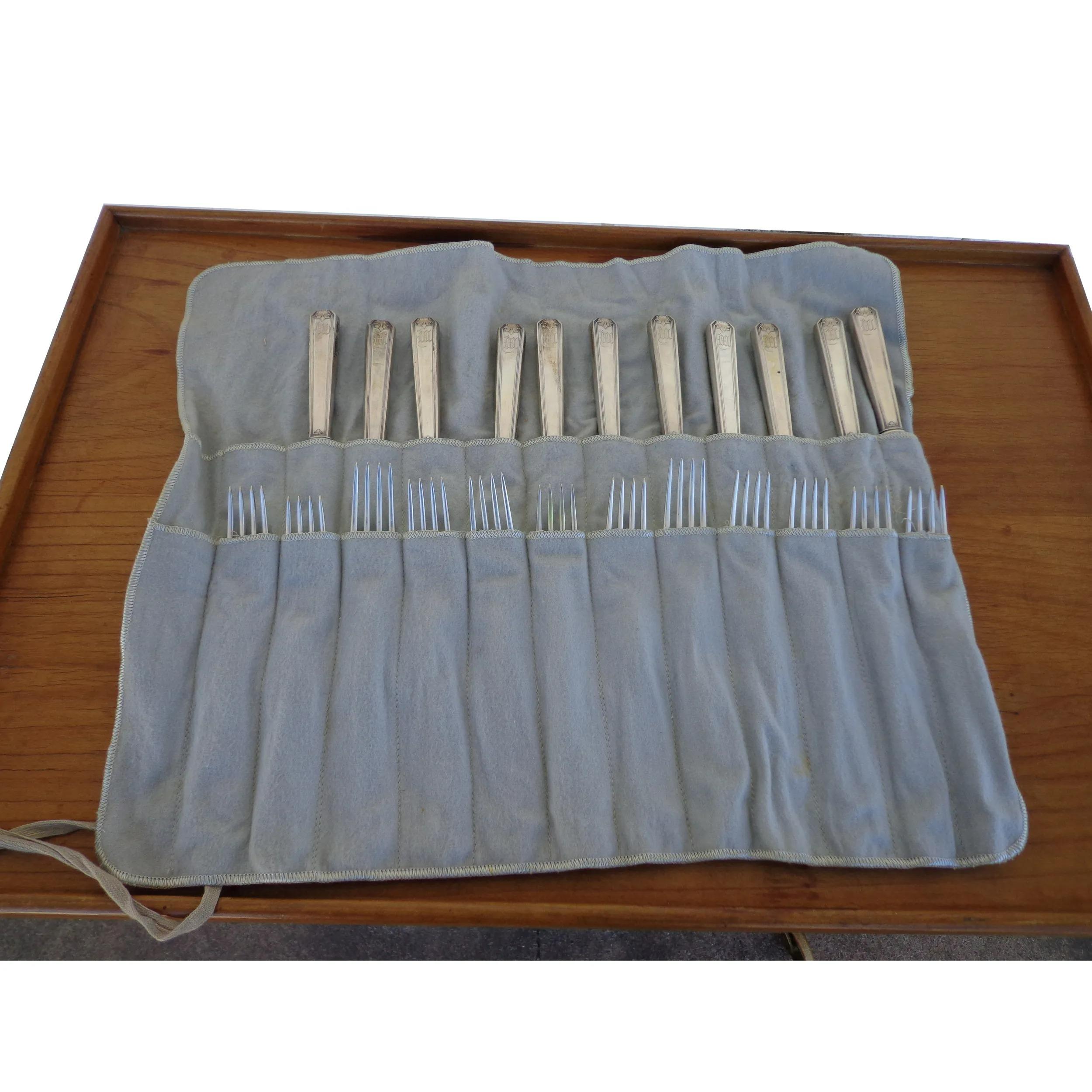 Set de couverts variés. Ce set se compose de cuillères, de couteaux à beurre et de fourchettes.
12 fourches
12 cuillères
11 couteaux à beurre 