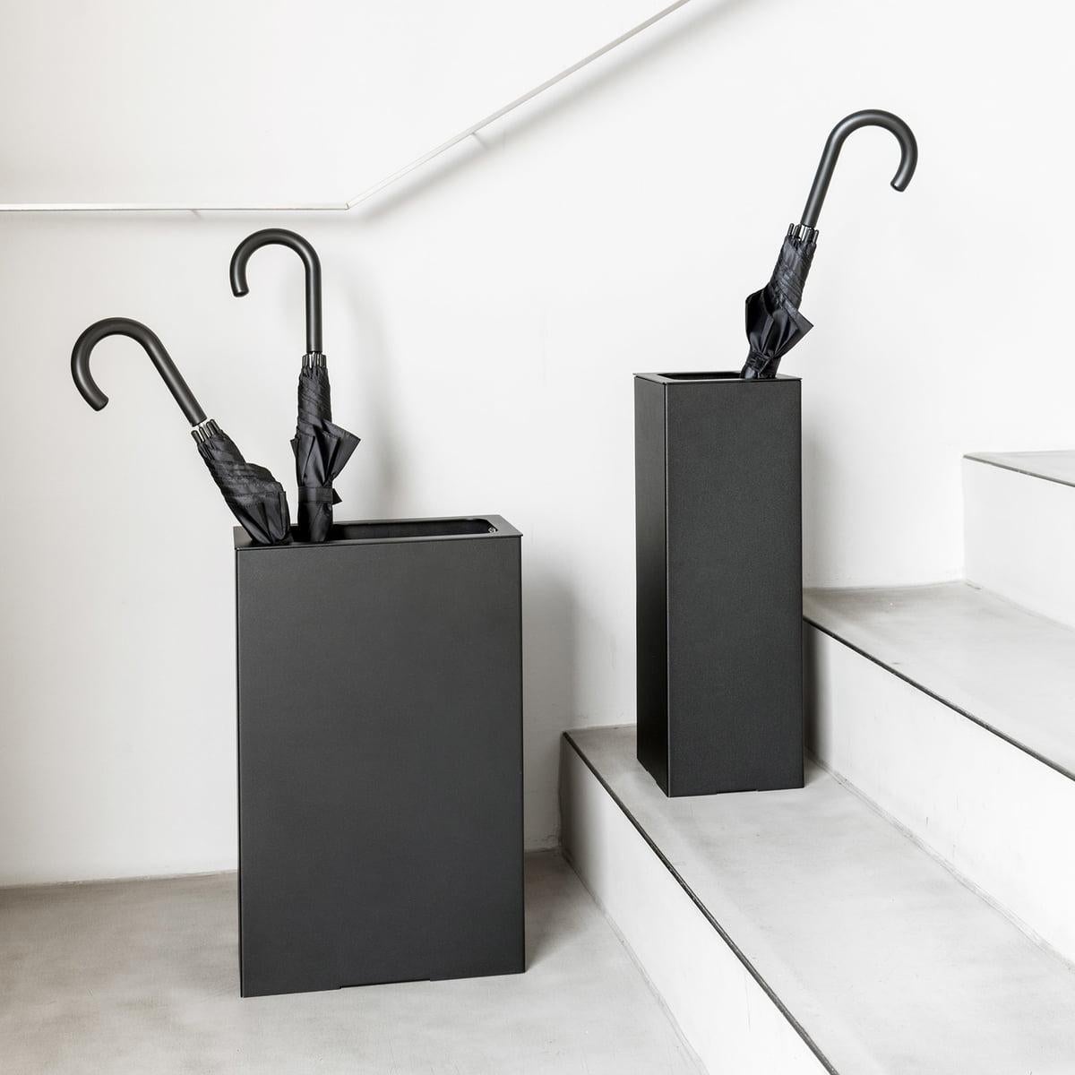 In powder-coated steel
Creative space sensation. The angle umbrella stand is made of black, powder-coated metal and is great as a room divider or screen. Irrespective of use, it is always extremely robust and accommodates any number of garments,