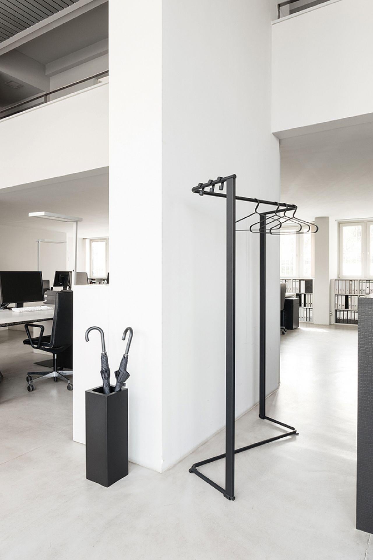 Schonbuch Angle Black Umbrella Stand by Designstudio Speziell Siglo XXI y contemporáneo en venta