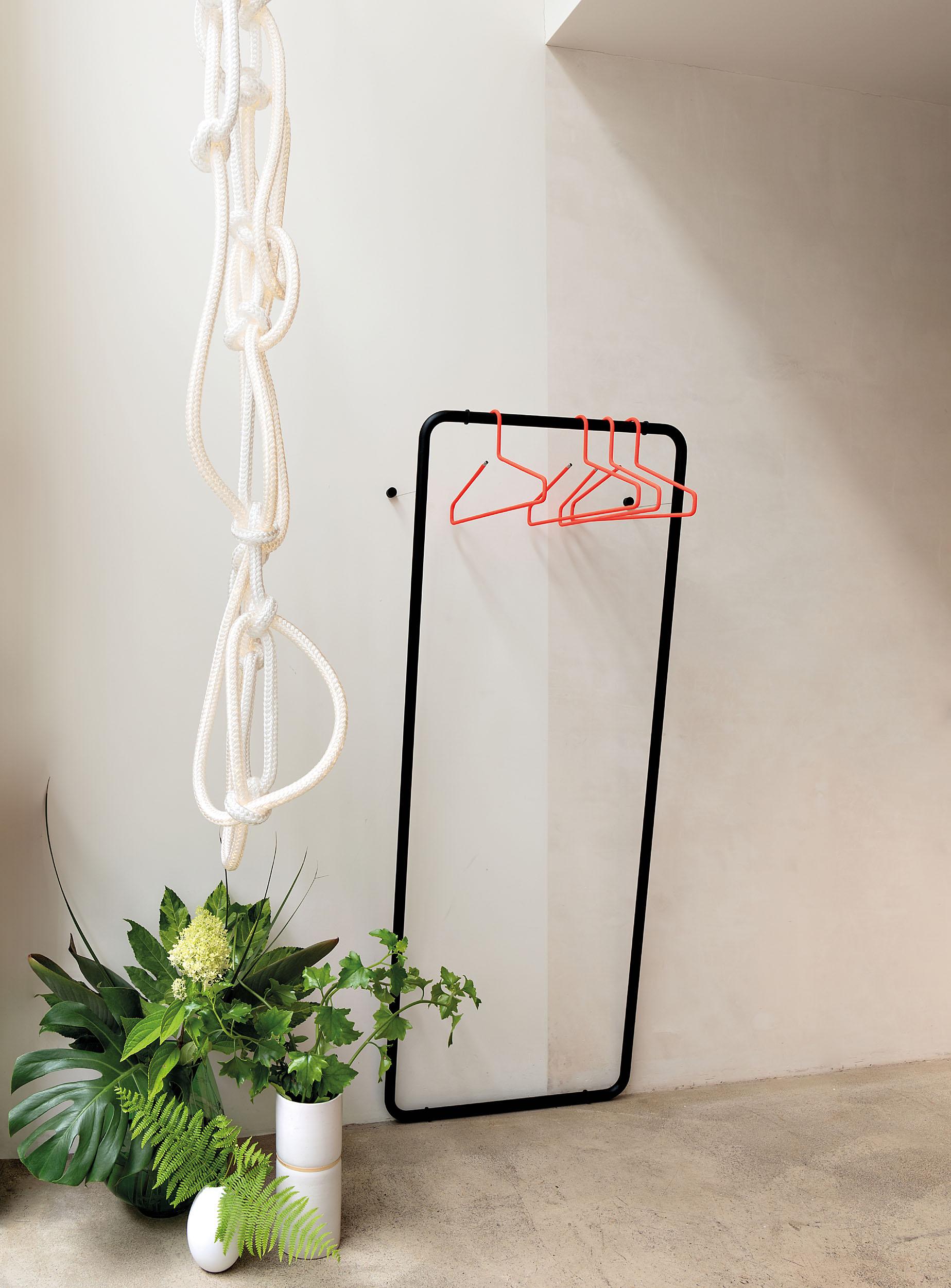 Hangers not included.
Wall-mounted coat rack (pull-down)
Made of steel with fine powder-coated finish, 2 wire fixings on wall including magnet for fixing to wall.
Striking in its reserve. The curve coat rack combines impressive functionality with