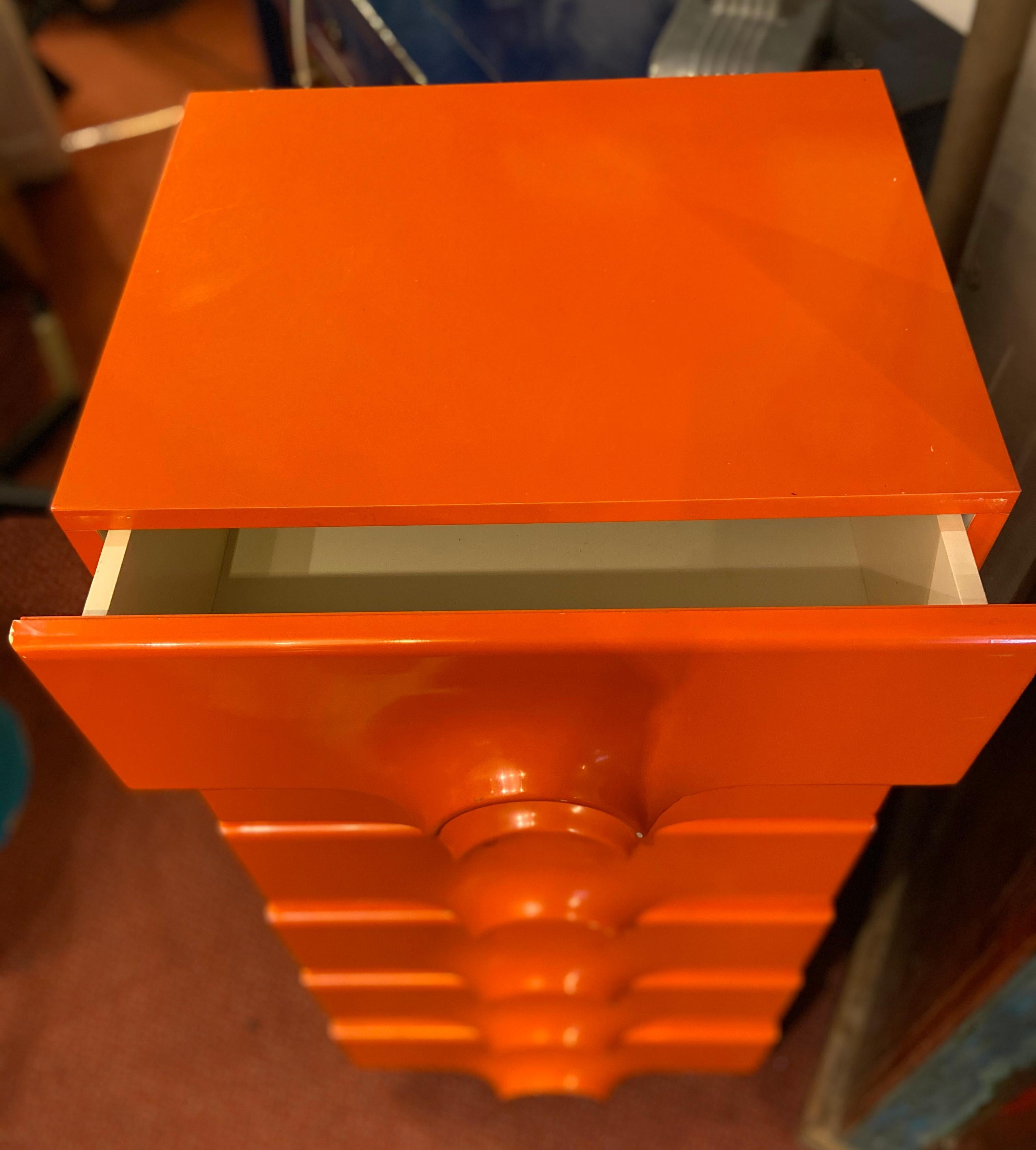 Wonderful example of an original 1960s six-draw Schonbuch tall chest in a warm vibrant orange.

Schonbuch was founded in 1960, perfectly crafted with a durable finish. This cabinet would be a statement piece in any part of the home.


   
