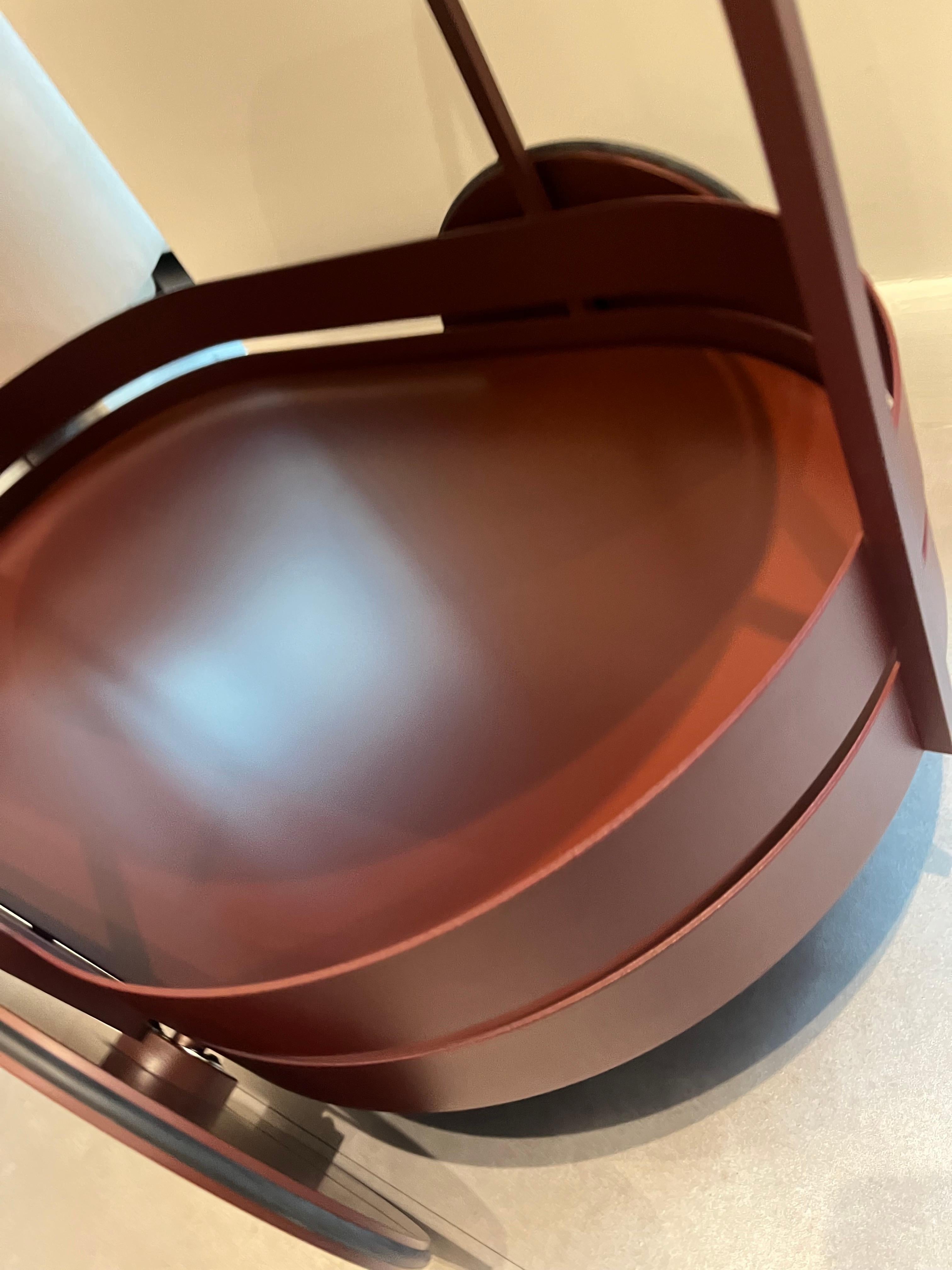 Edizione limitata di 100 pezzi
1 di 100
Carrello di servizio
verniciato a polvere, struttura fine .268 rosso mogano, ripiano superiore in marmo Rosso Lepanto, ripiano inferiore e ruote in MDF laccato .34 rosso mogano
Può contenere fino a 15 kg, se