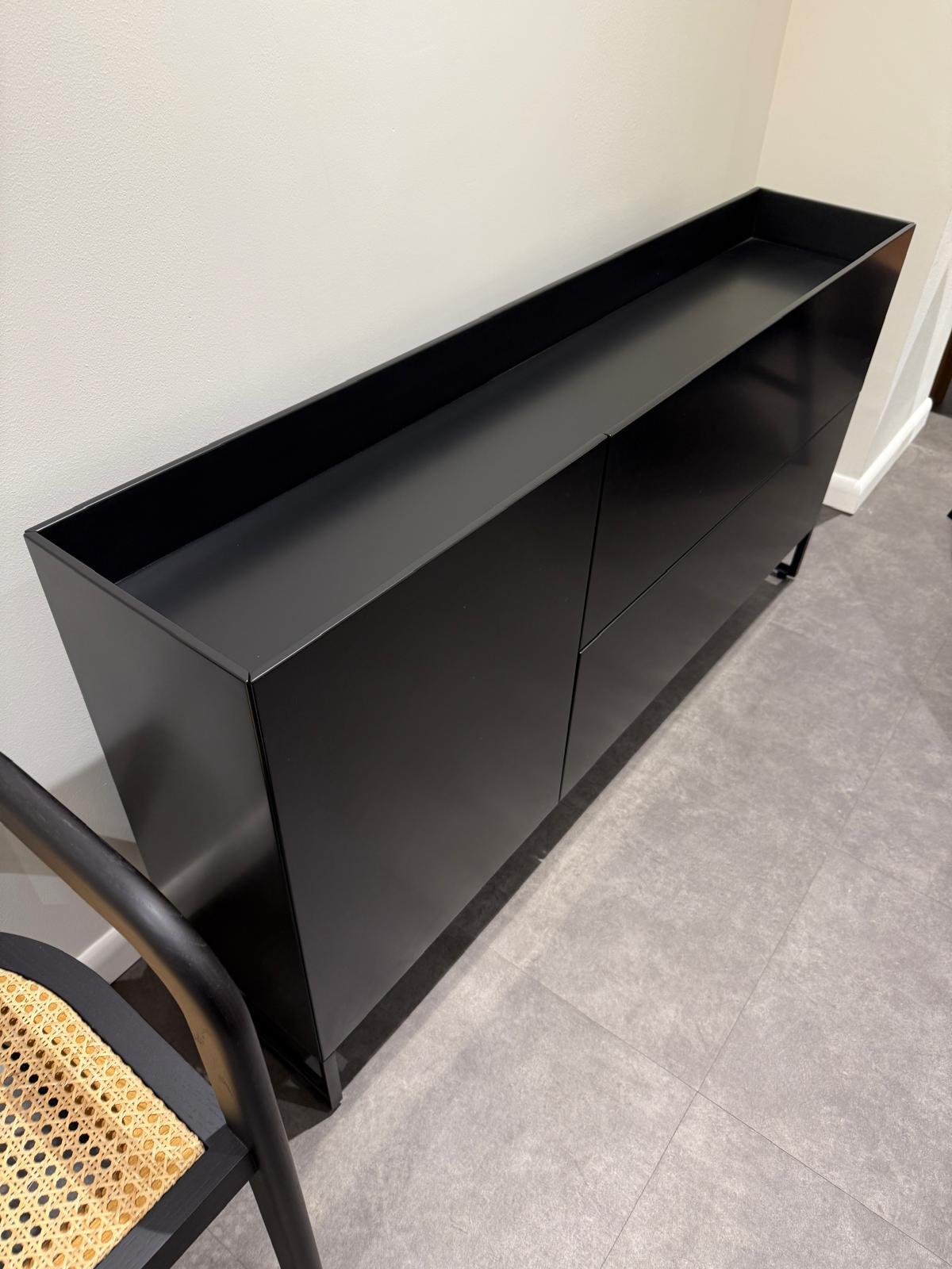 Moderniste et élégant - deux mots qui décrivent le HESPERIDE.
intègre un élément caractéristique de la gamme : un corps au design particulier surmonté d'un bac de rangement encastré pour une esthétique et une fonctionnalité parfaites. Les bords