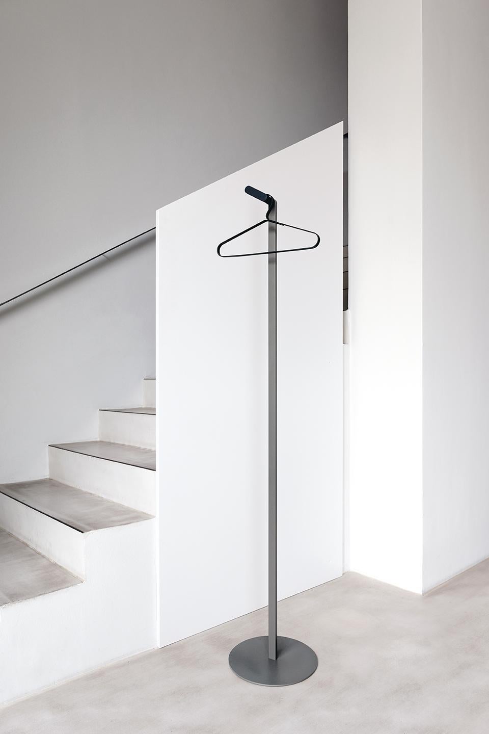 In powder-coated steel, hooks in .198 black finely structured powder-coated finish
holds up to 10kg when evenly distributed.
Designed for perfection. The left coat stand is an especially space-saving solution. Made of metal, it is topped with a