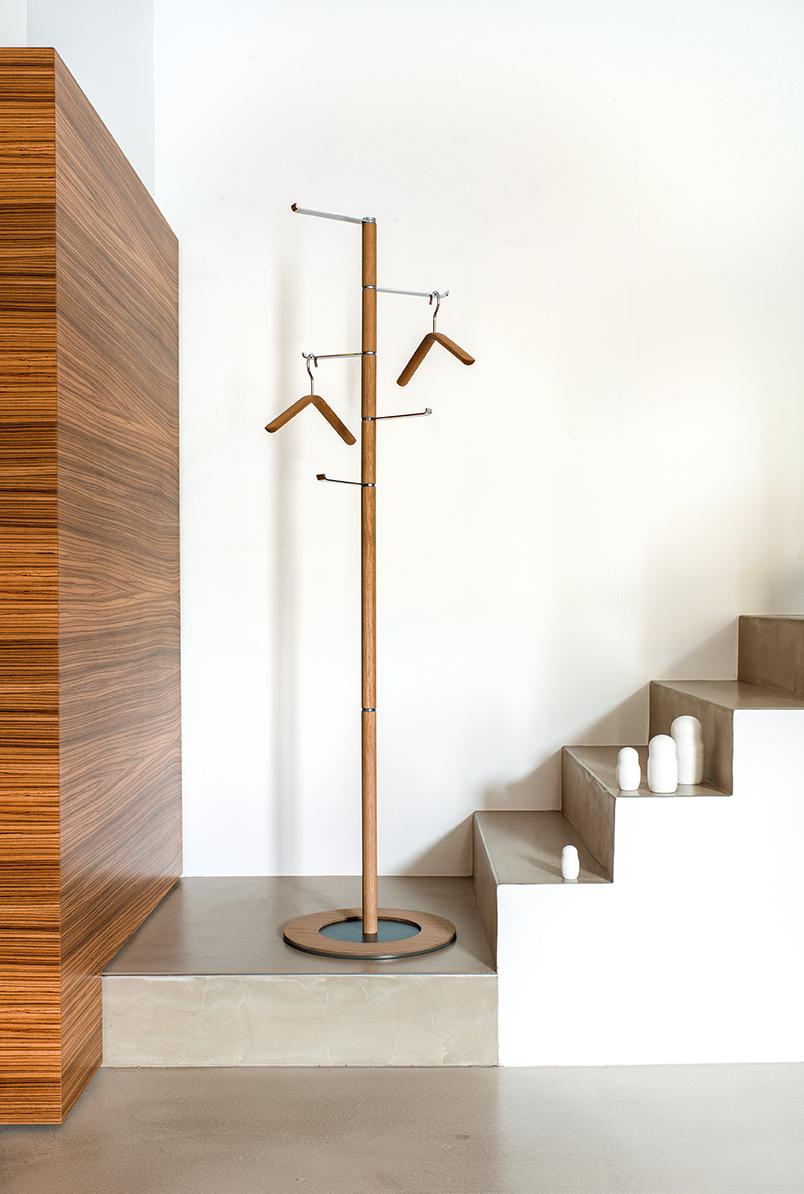 Hanging around? PIVOT is an elegant coat stand with two different lengths of fully rotatable metal hook, finished in polished chrome. Items of clothing can be placed either straight onto them or hung with a coat hanger. PIVOT is finished in a powder
