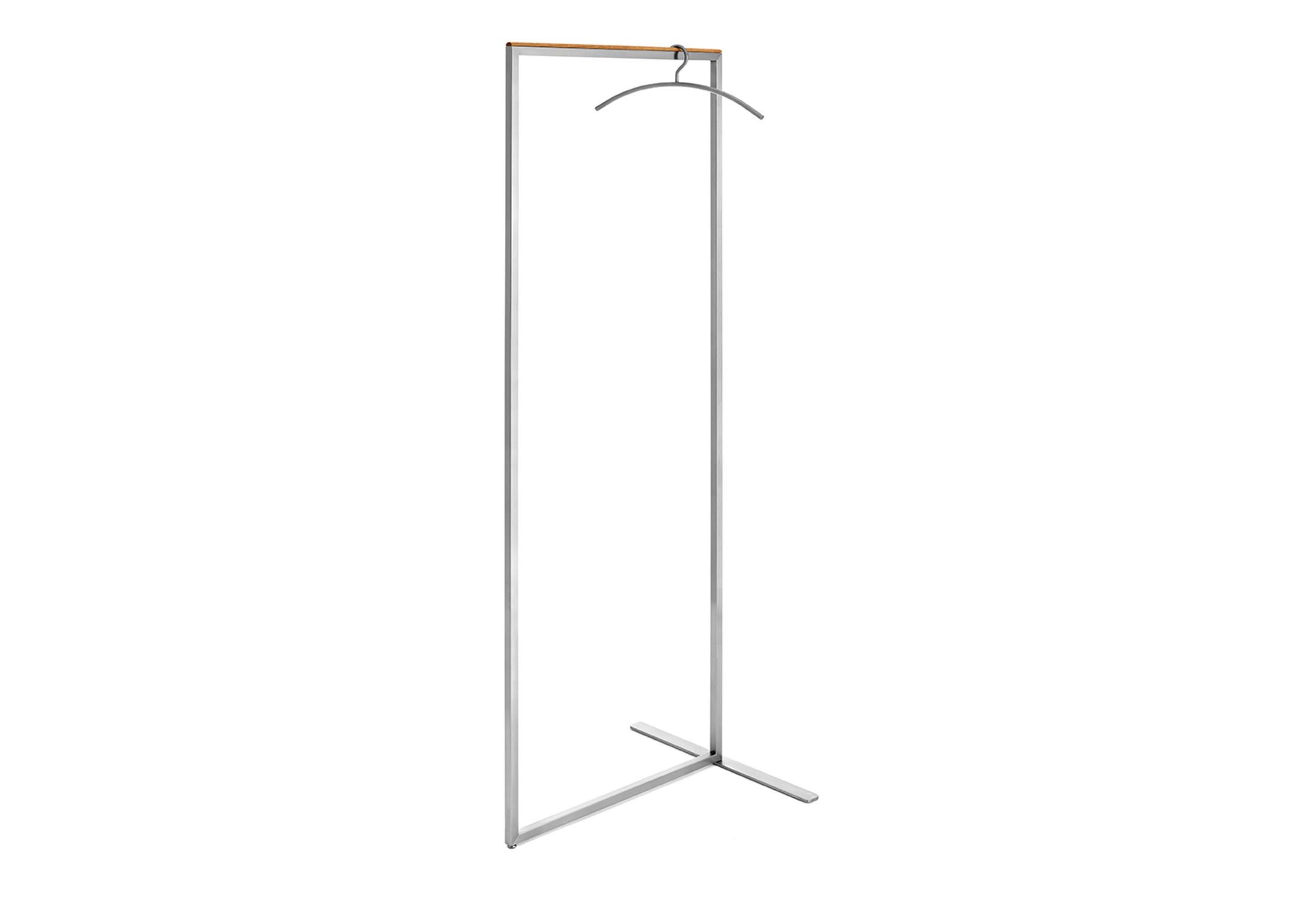 Interesting spaces. The Skid line is all about functional elegance. It consists of a purist coat Stand in two widths and a range of variants. The metal frame is finished in brushed stainless steel or powder-coated in slate black and topped with a