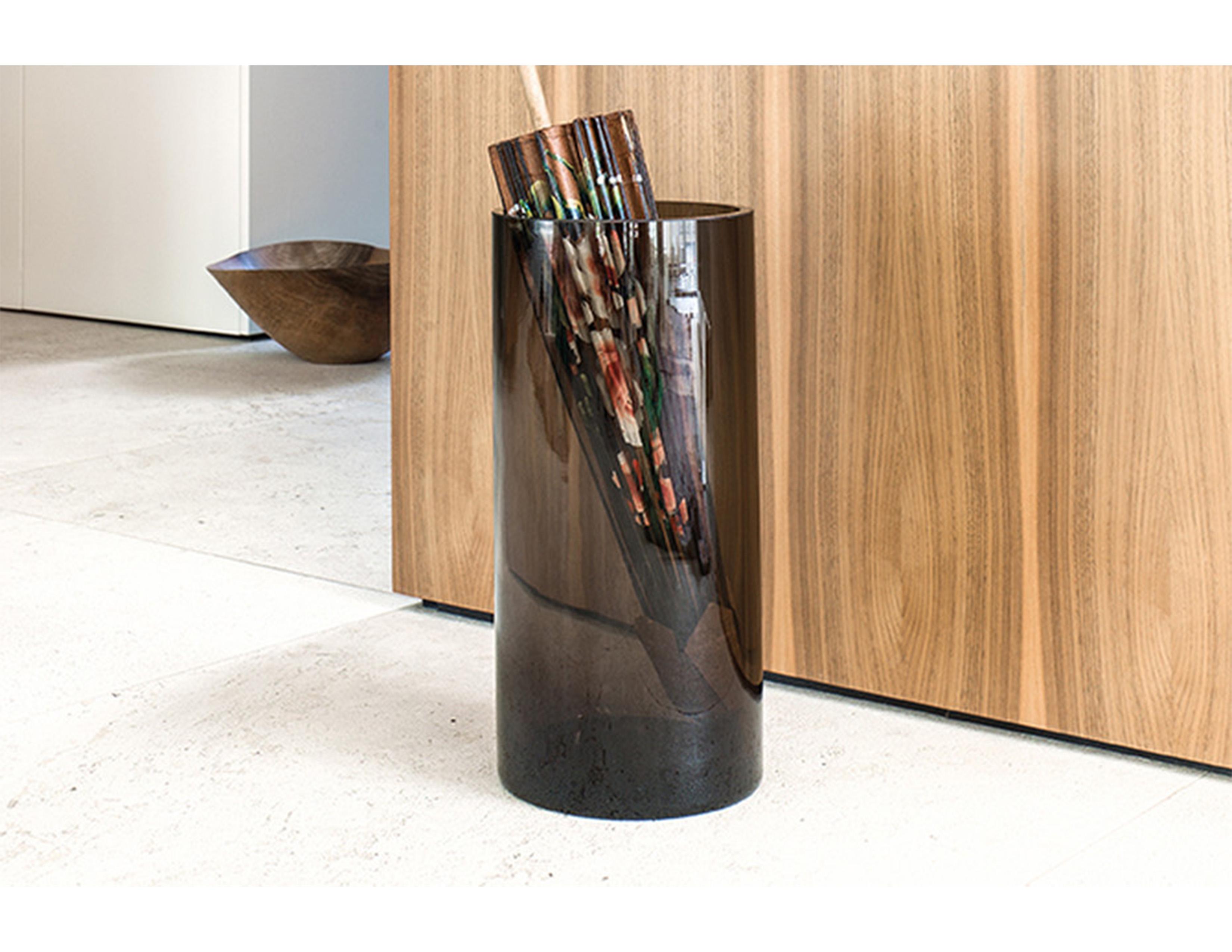 New smoked umbrella stand. (2 available)
Absolutely timeless. Umbrella stand 0510. is made smoked hand-blown glass. This method of production means the material sometimes has small inclusions, which are a hallmark of traditional handcrafting. The